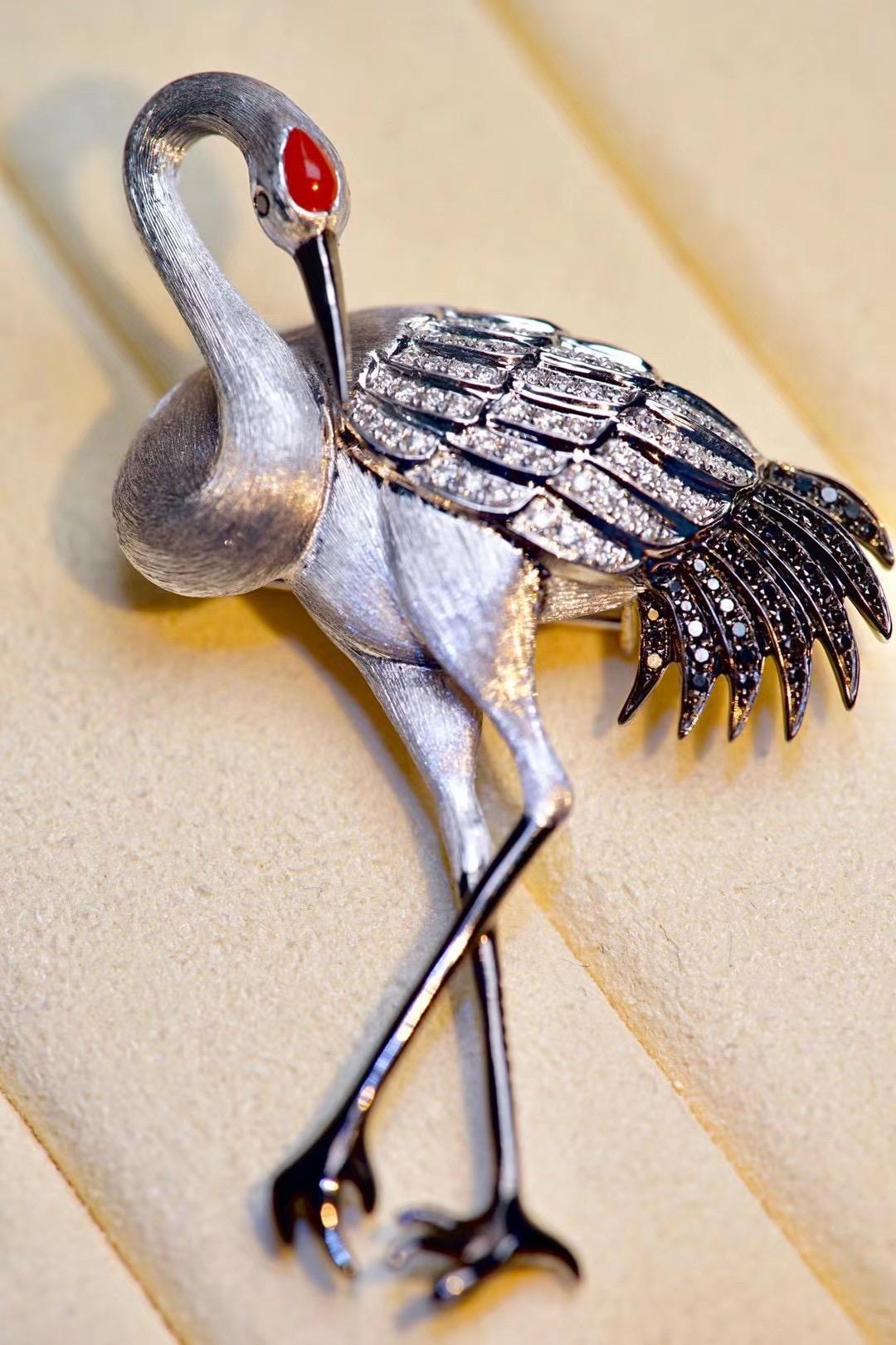 Colgante Broche Grulla China Diamante y Coral Oro Blanco 18K Corte redondo en venta