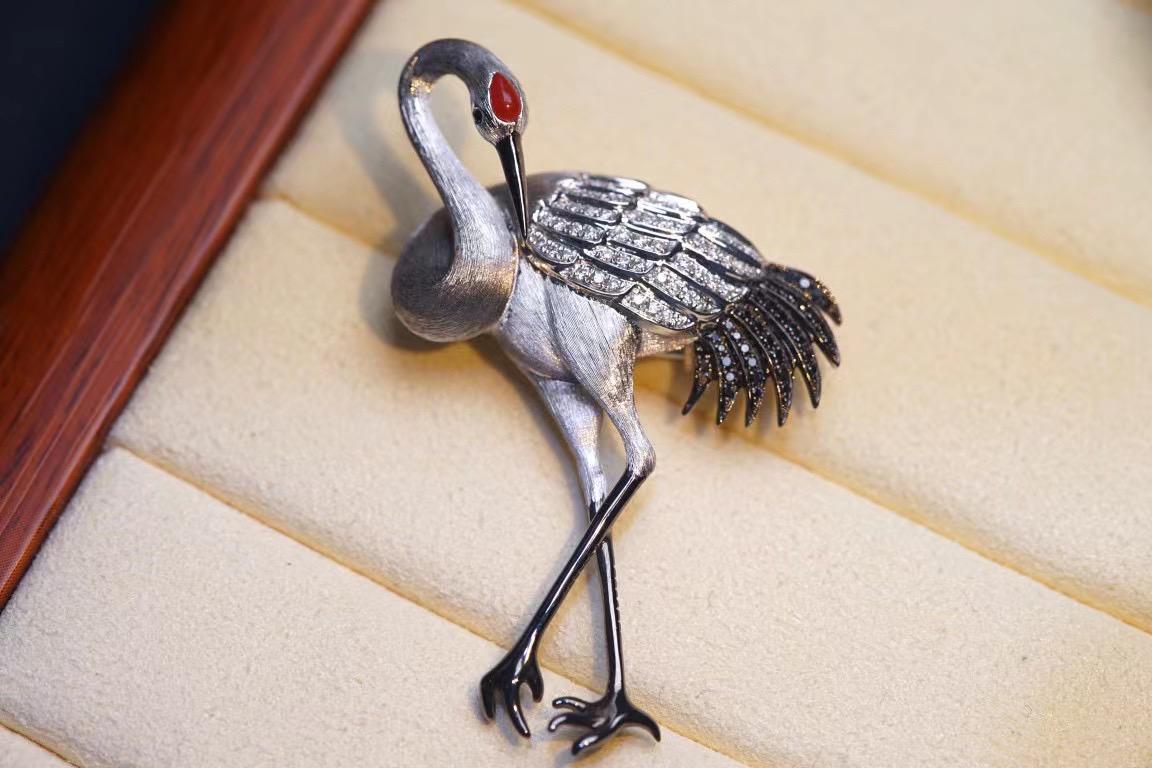 Colgante Broche Grulla China Diamante y Coral Oro Blanco 18K en Nuevo estado para la venta en Kowloon, HK