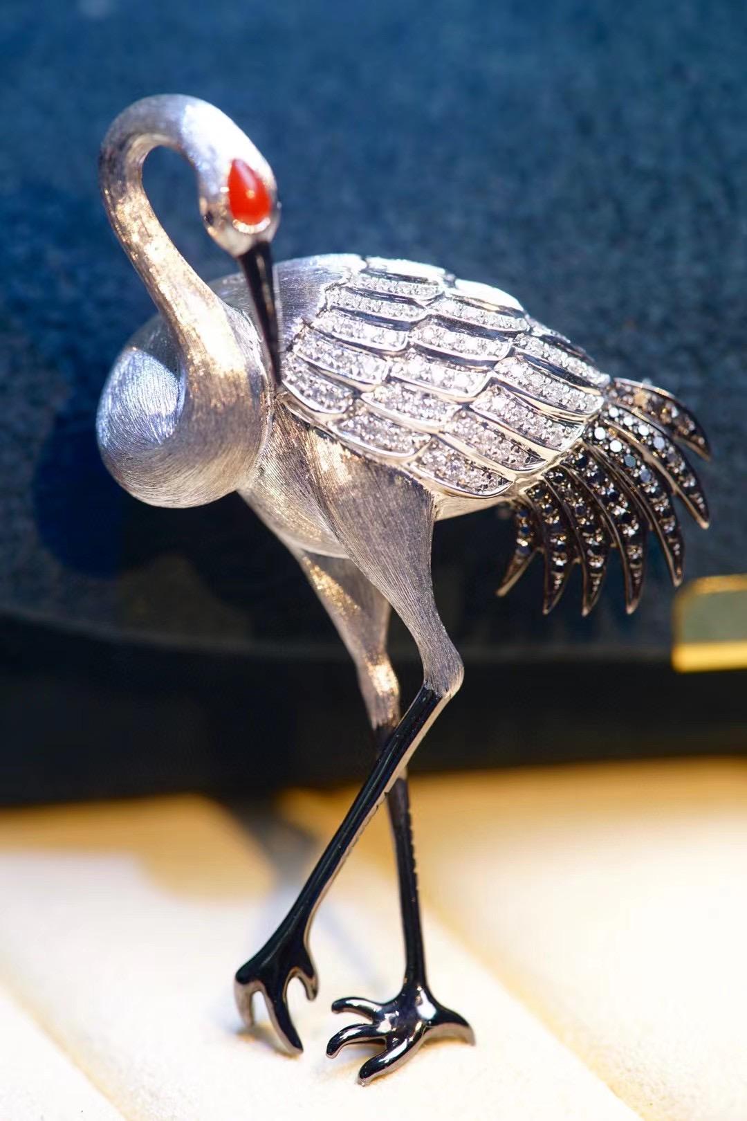 Femenino o masculino Colgante Broche Grulla China Diamante y Coral Oro Blanco 18K en venta