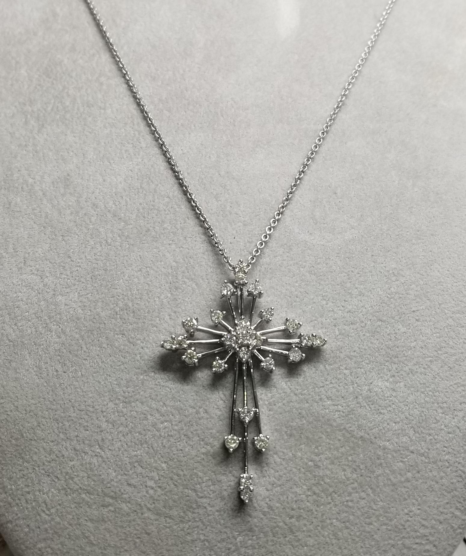Croix en or blanc 18 carats sertie d'un diamant de 1,00 carat, monture en forme d'étoile Unisexe en vente