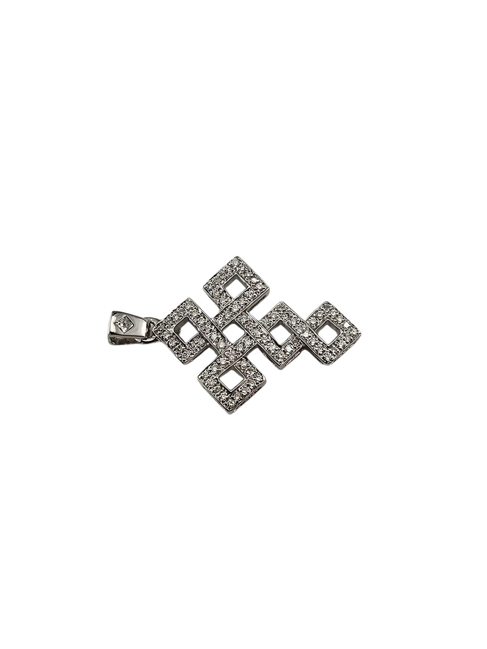 Ciondolo a forma di croce con diamante in oro bianco 18K.

Elegante ciondolo a croce con diamante in oro bianco 18 carati dal moderno design a forma di quadrato aperto. Ogni sezione è delineata da diamanti incastonati, creando un look raffinato e