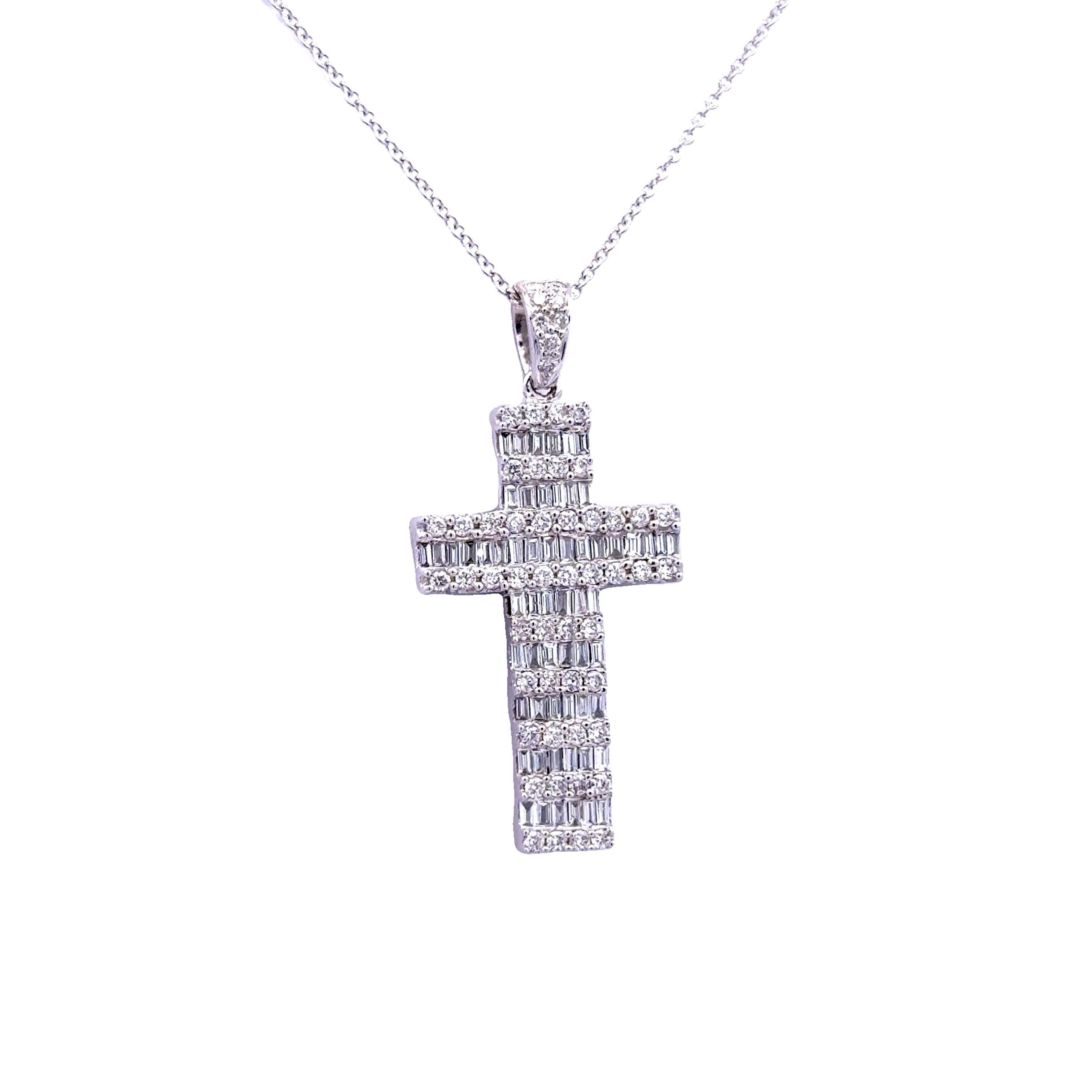 Questa elegante collana con ciondolo presenta una croce tempestata di diamanti e impreziosita da 1,10 carati di diamanti rotondi e taglio baguette. I diamanti sono meticolosamente incastonati nell'oro bianco 18 carati, creando uno spettacolo di luce