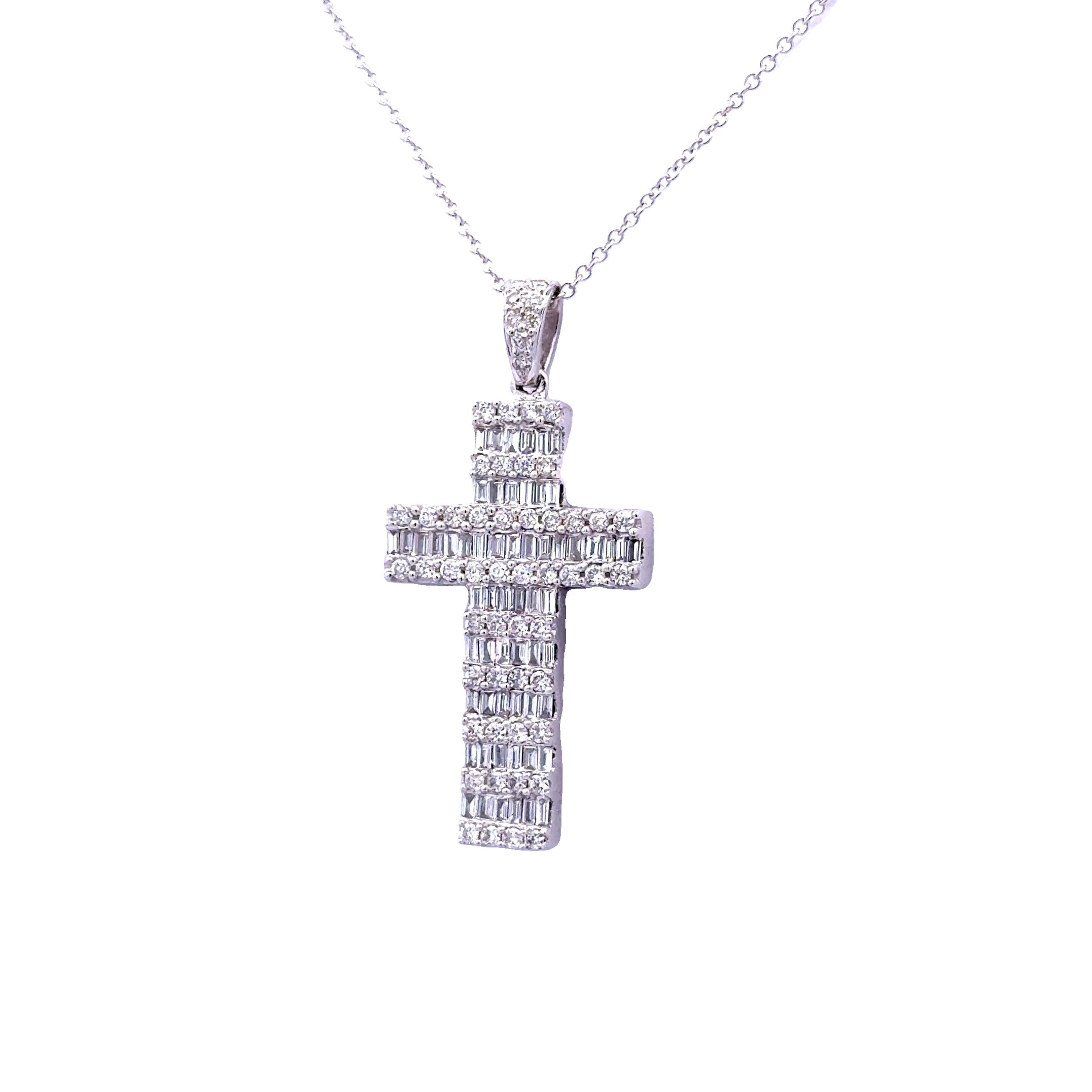 Contemporaneo Collana con ciondolo a croce con diamanti in oro bianco 18k in vendita