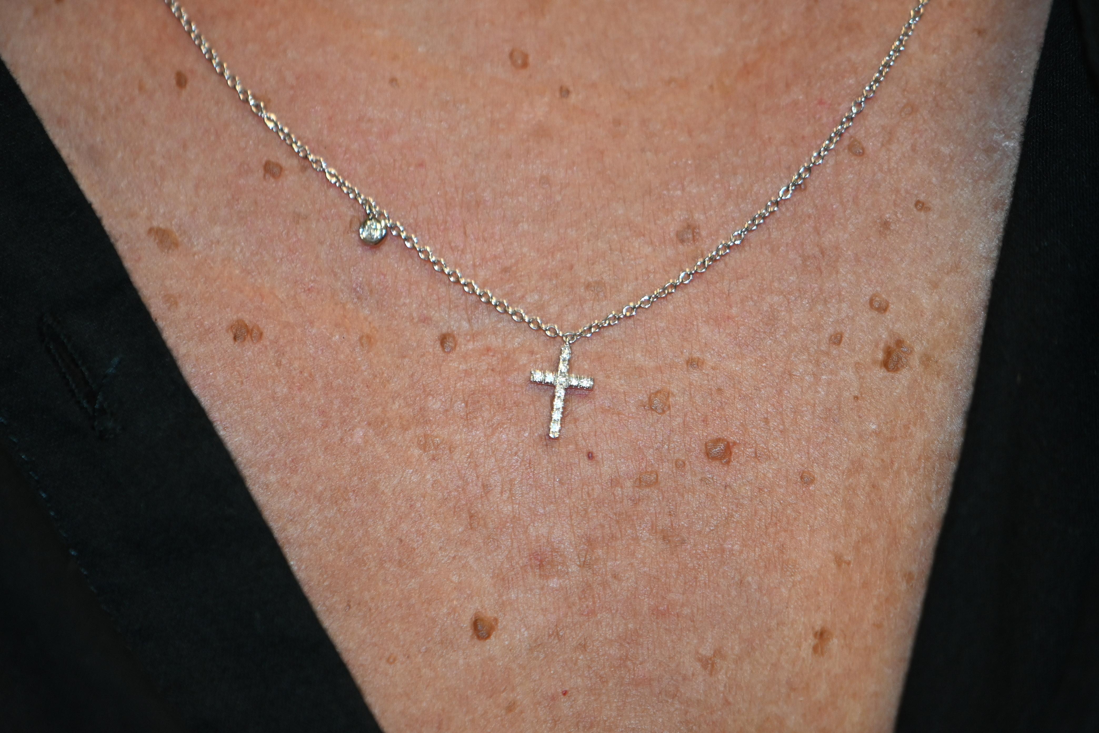 Contemporaneo 18K White Gold Diamond Cross Pendant Necklace in vendita