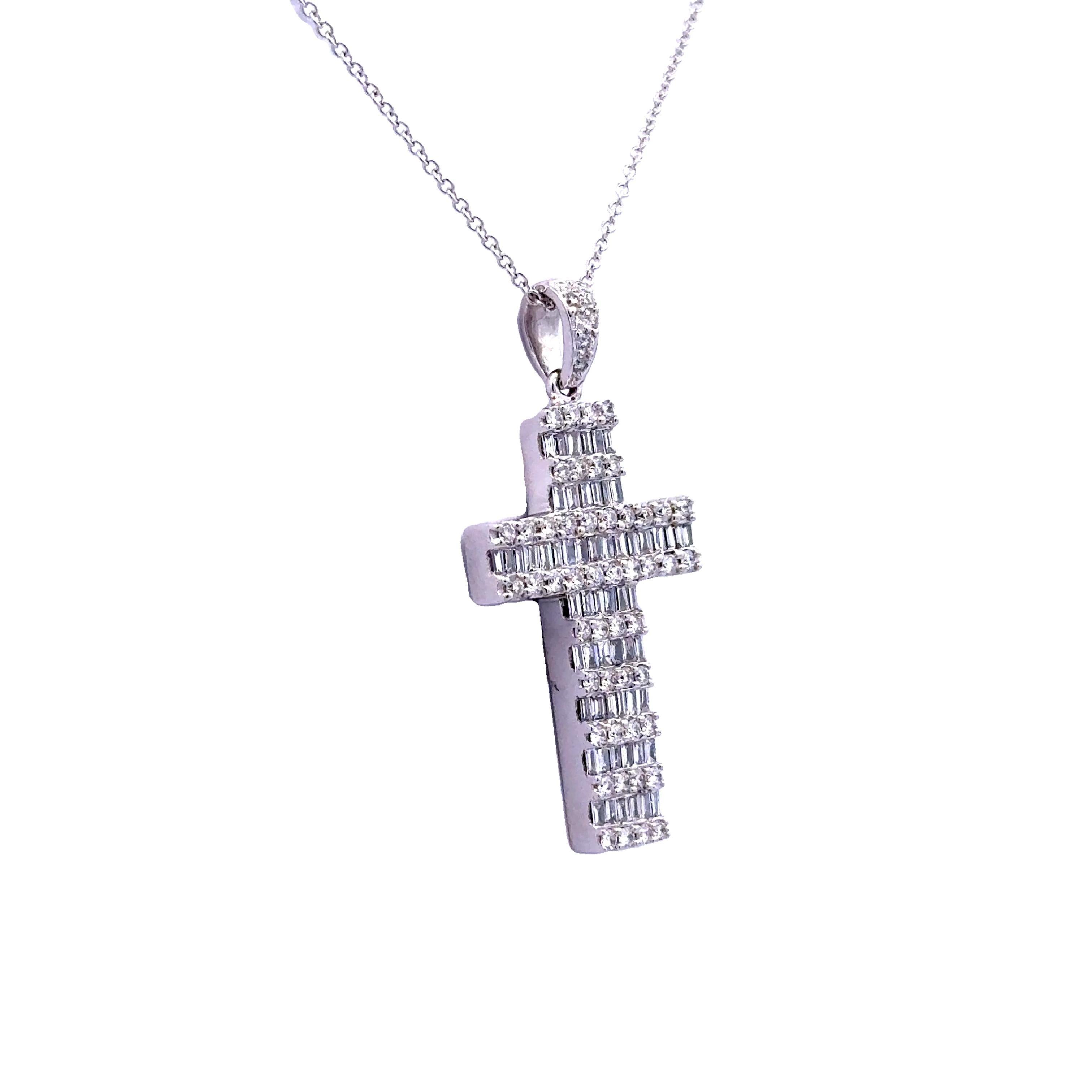 Taglio misto Collana con ciondolo a croce con diamanti in oro bianco 18k in vendita