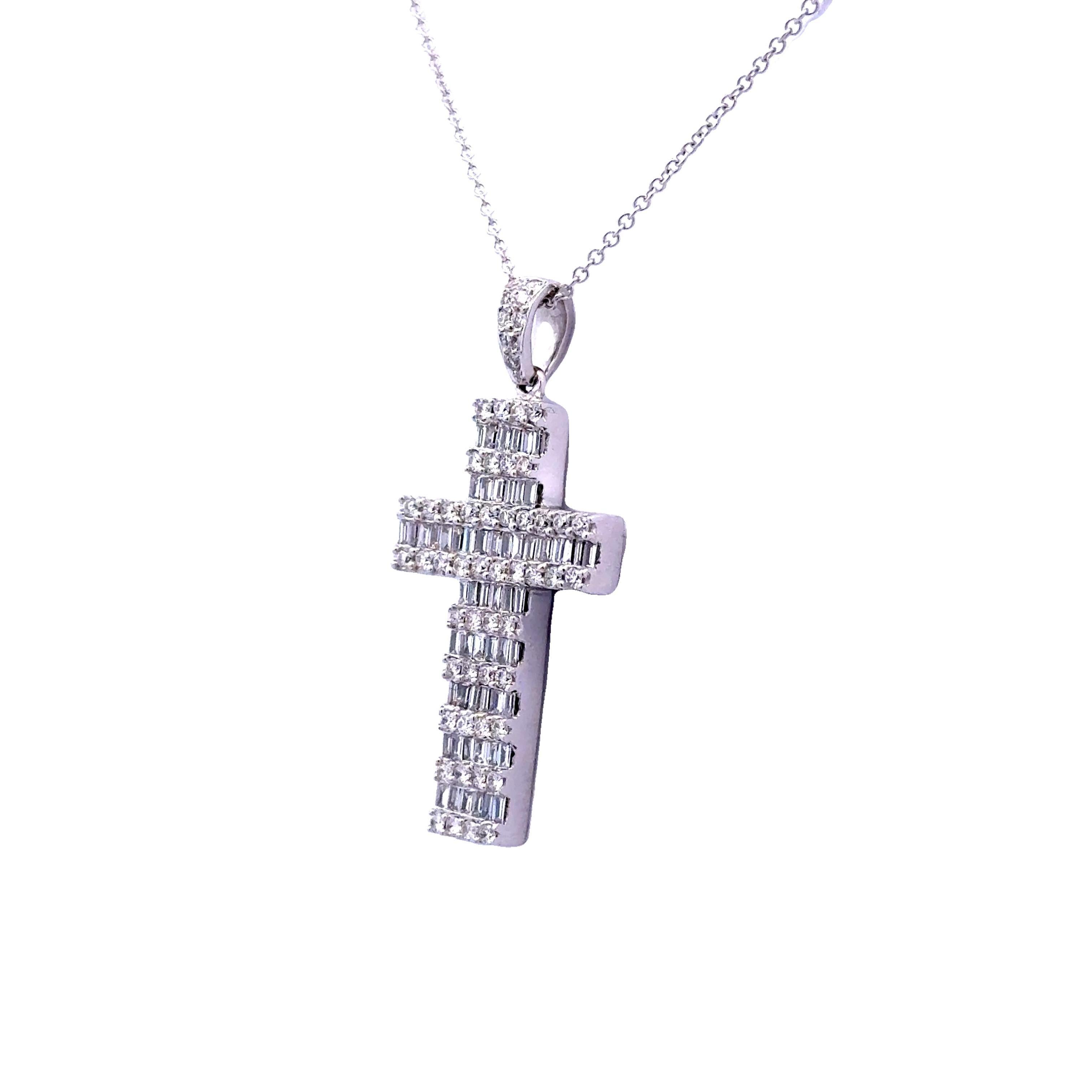 Collana con ciondolo a croce con diamanti in oro bianco 18k In condizioni ottime in vendita a Beverly Hills, CA