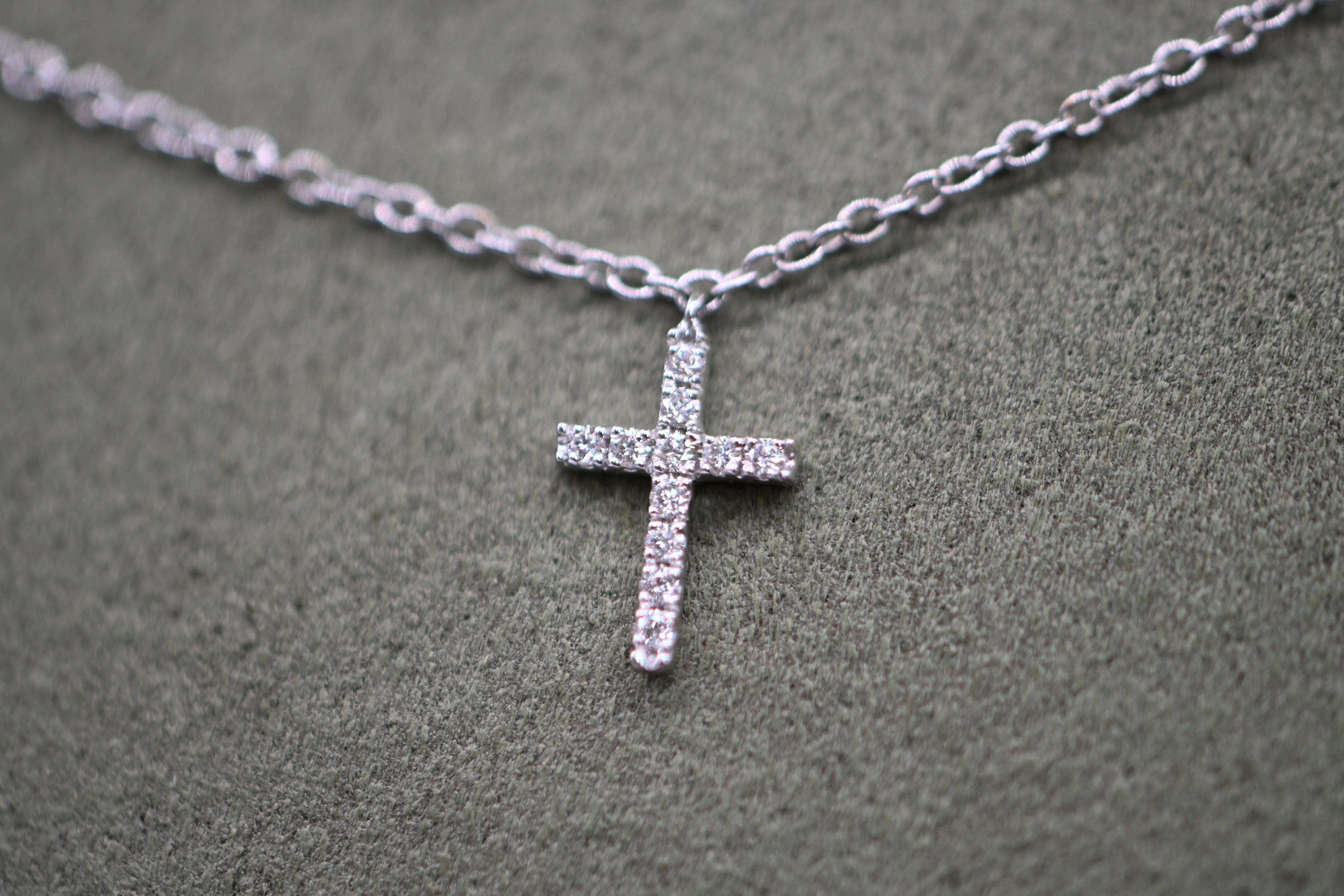 Donna 18K White Gold Diamond Cross Pendant Necklace in vendita
