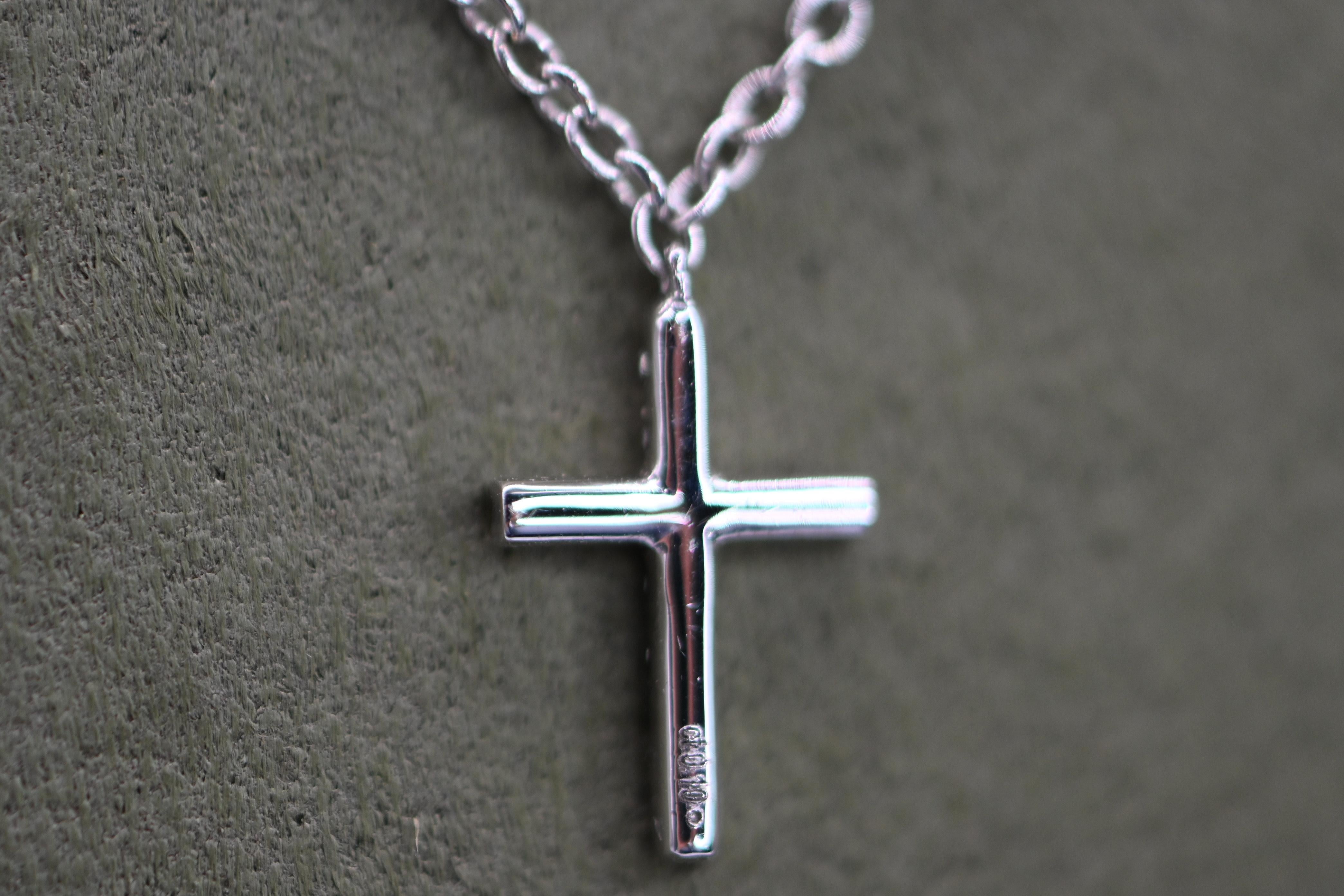 18K White Gold Diamond Cross Pendant Necklace in vendita 2