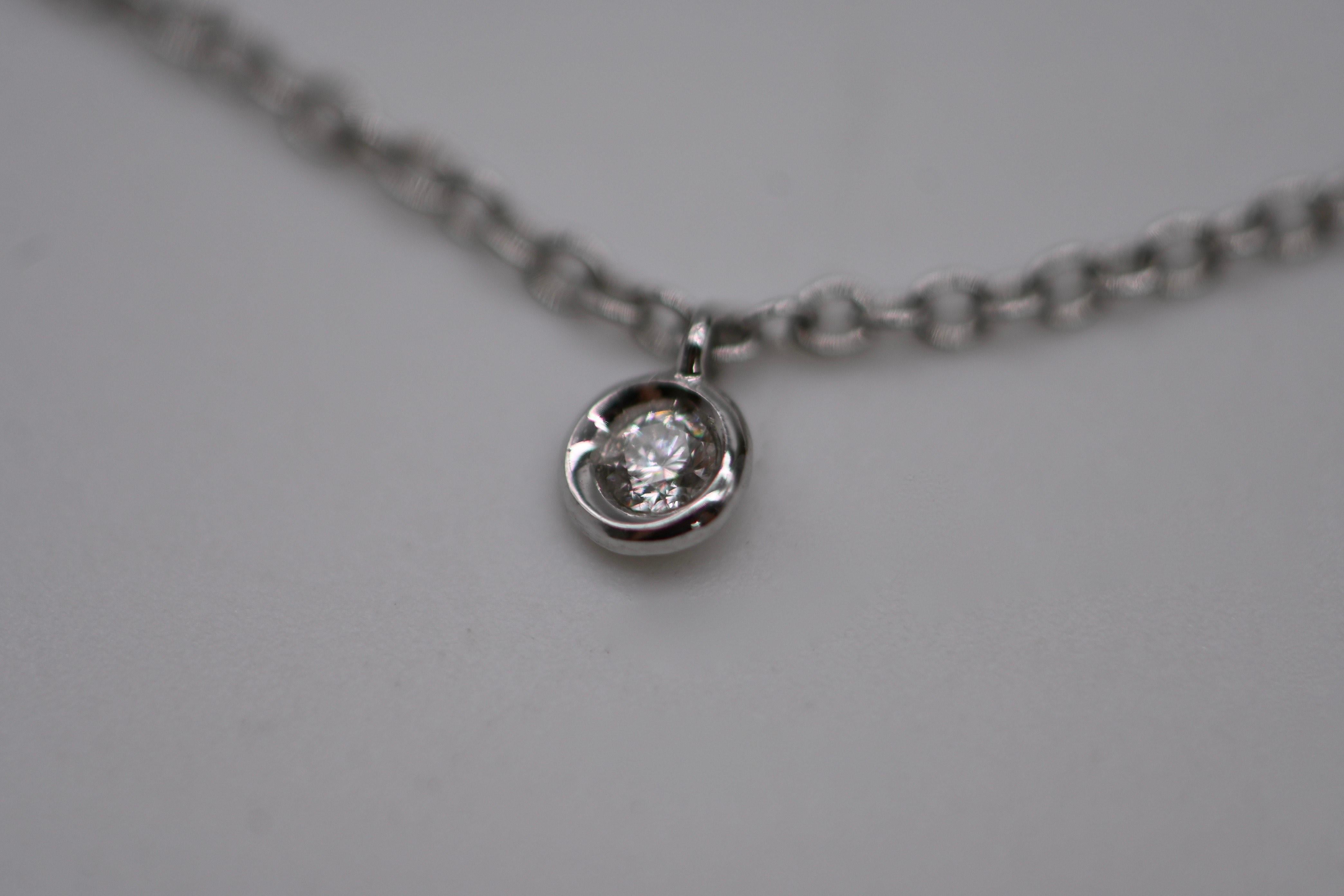 18K White Gold Diamond Cross Pendant Necklace in vendita 3