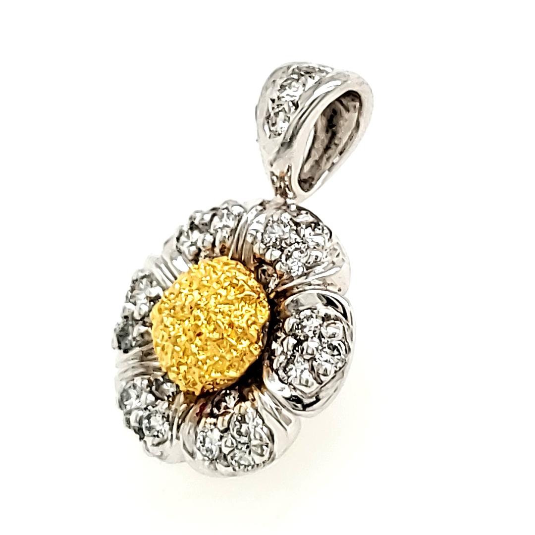 Round Cut 18k White Gold Diamond Cts 0.20 Flower Pendant For Sale