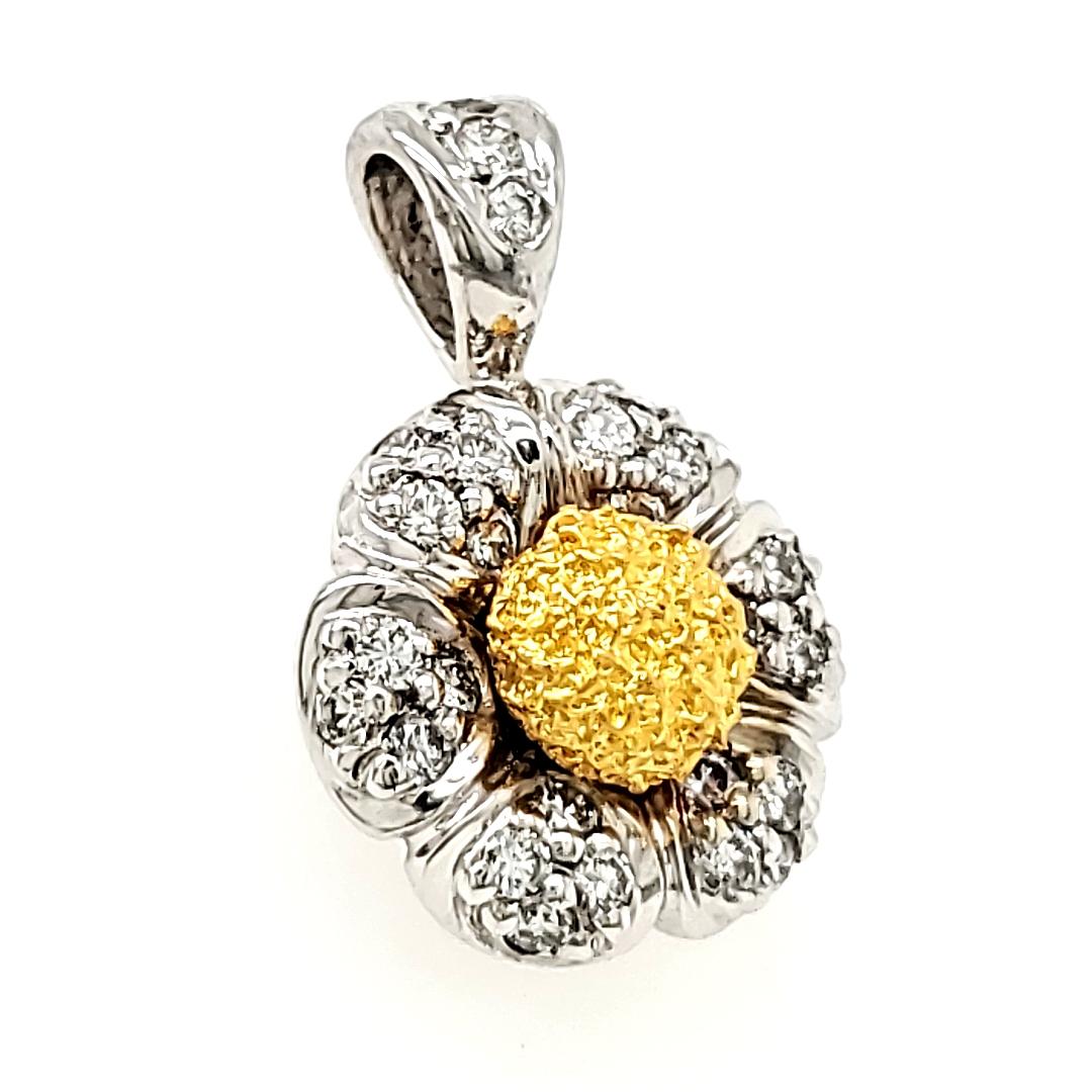 18k White Gold Diamond Cts 0.20 Flower Pendant In New Condition For Sale In Hong Kong, HK