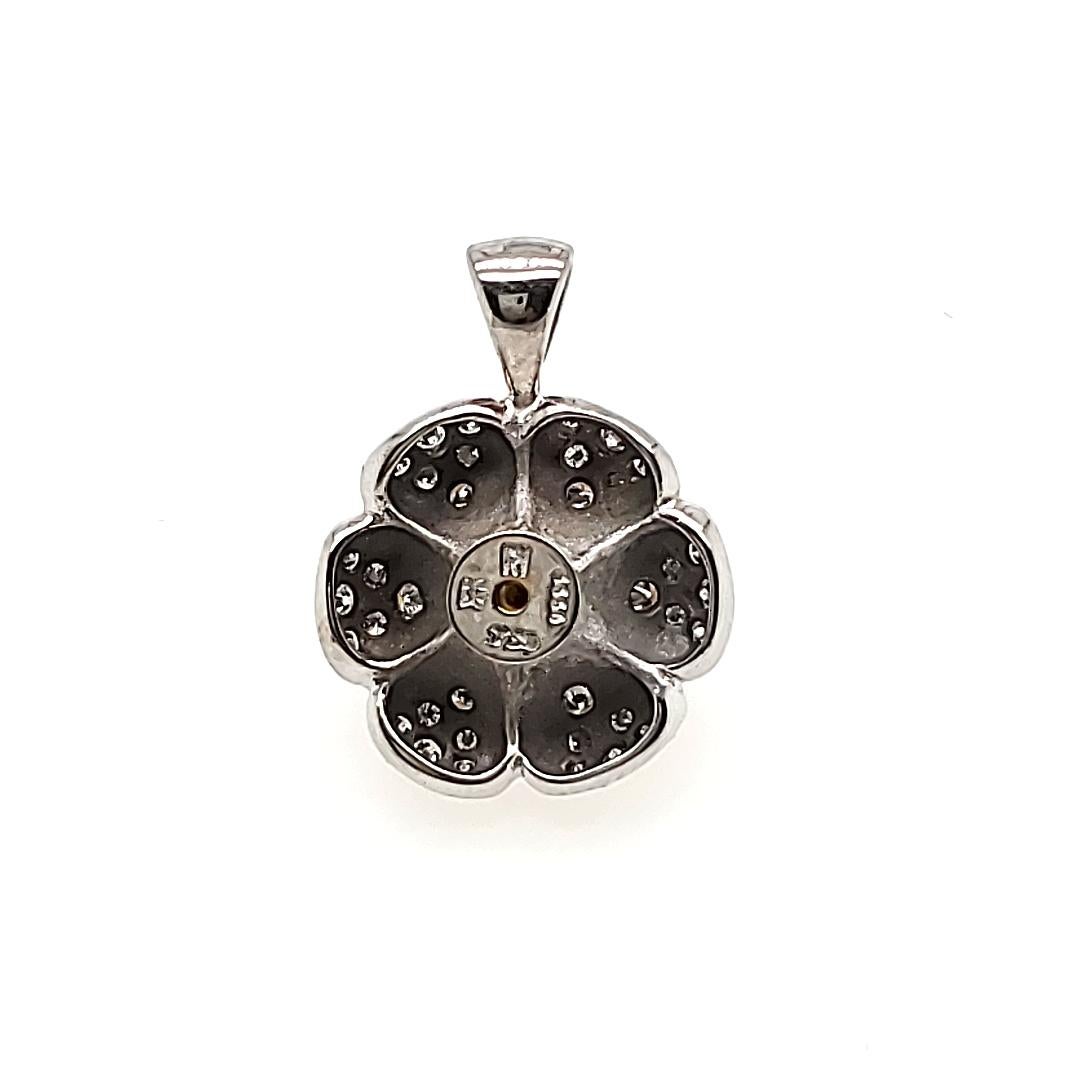 18k White Gold Diamond Cts 0.20 Flower Pendant For Sale 2