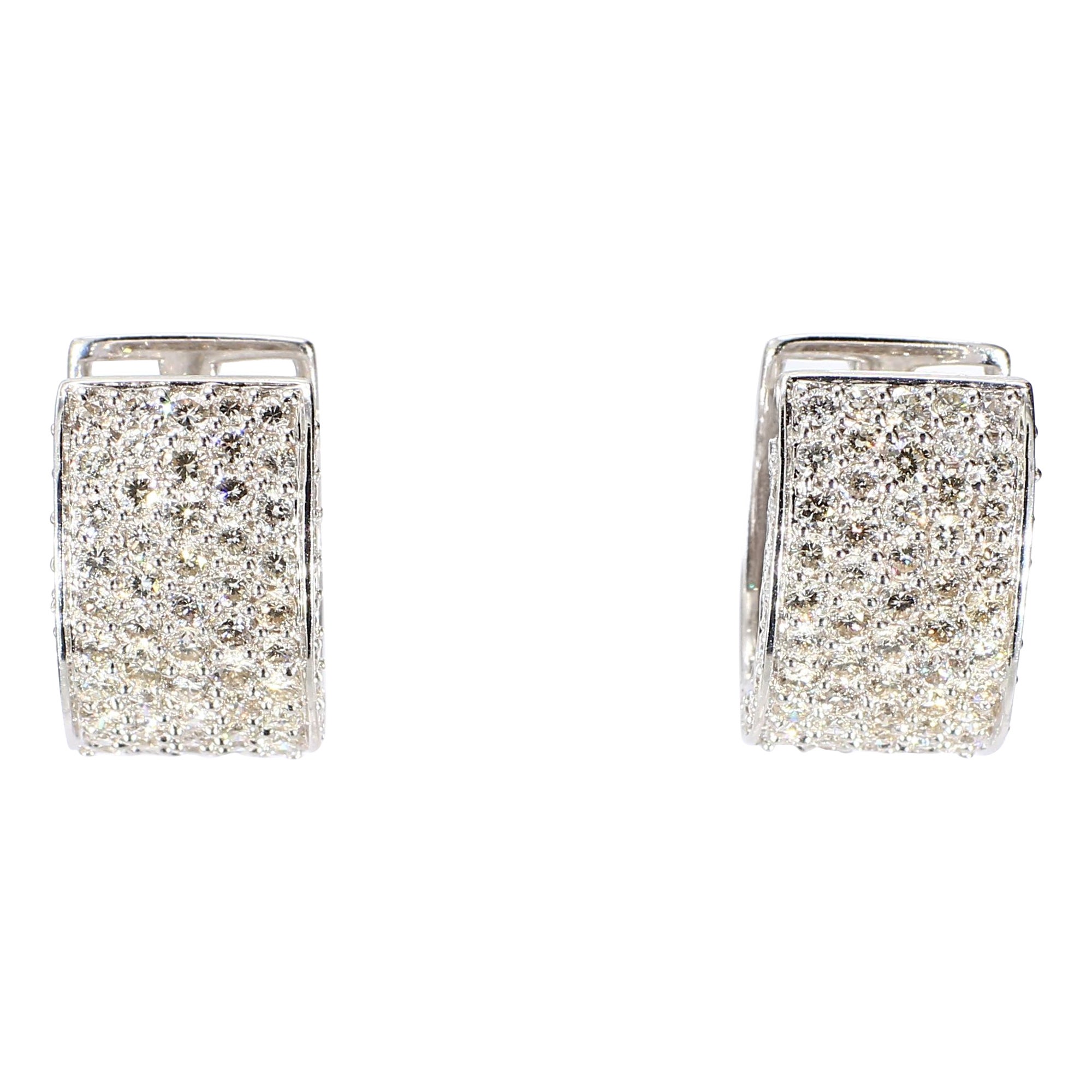 Orecchini a bracciale in oro bianco e diamanti 18k