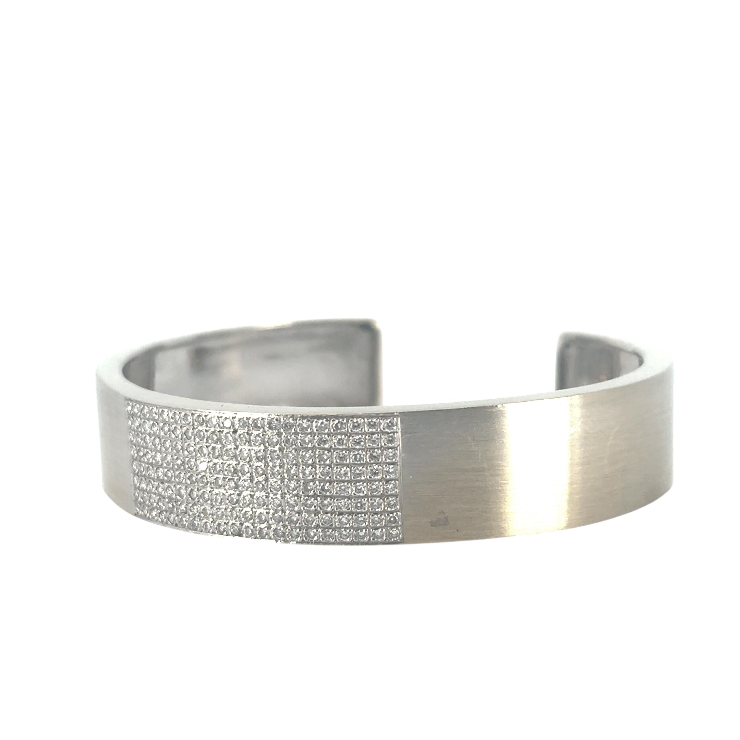 Manchette en or blanc 18 carats sertie de 0,80 carat de diamants naturels en vente 8