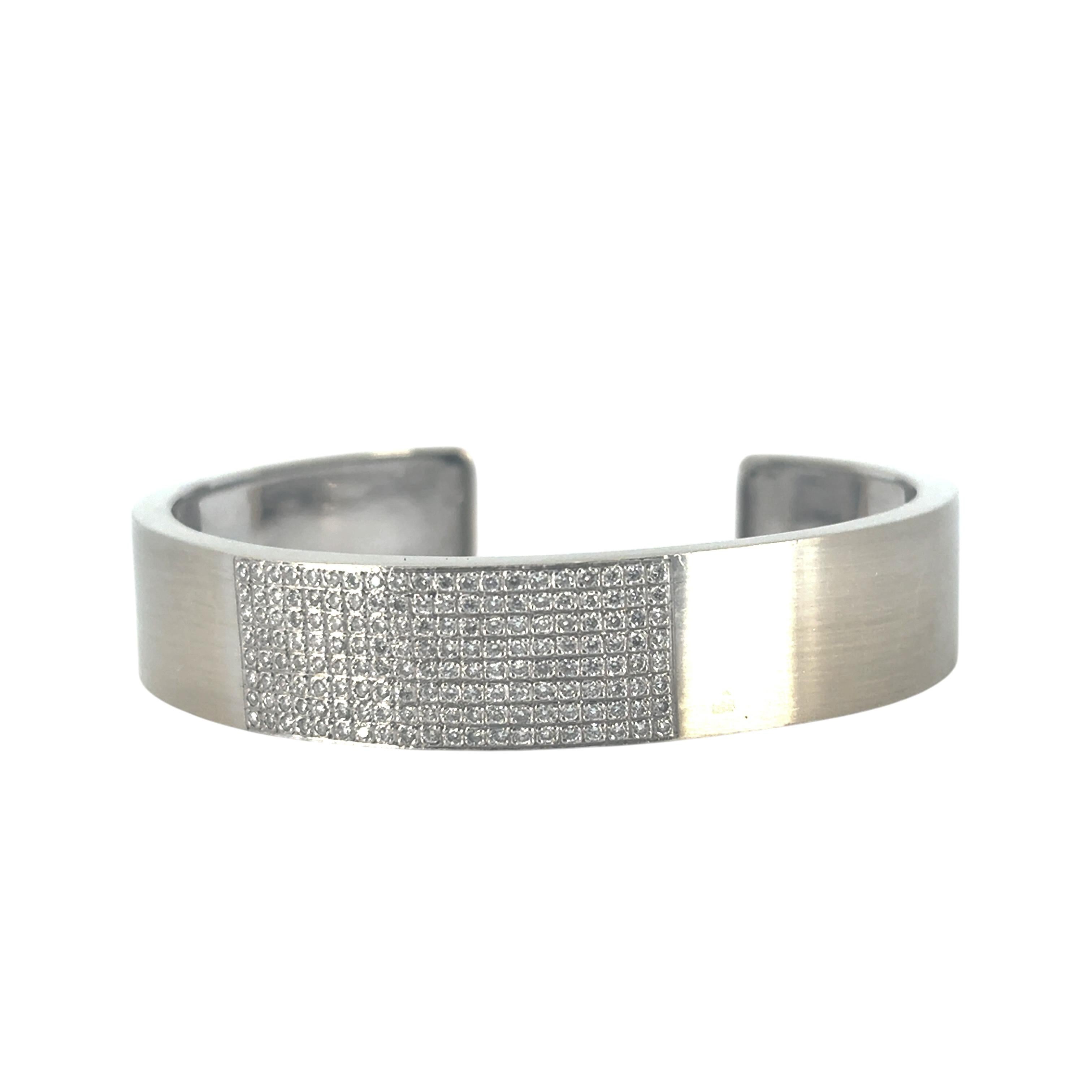 Manchette en or blanc 18 carats sertie de 0,80 carat de diamants naturels en vente 9