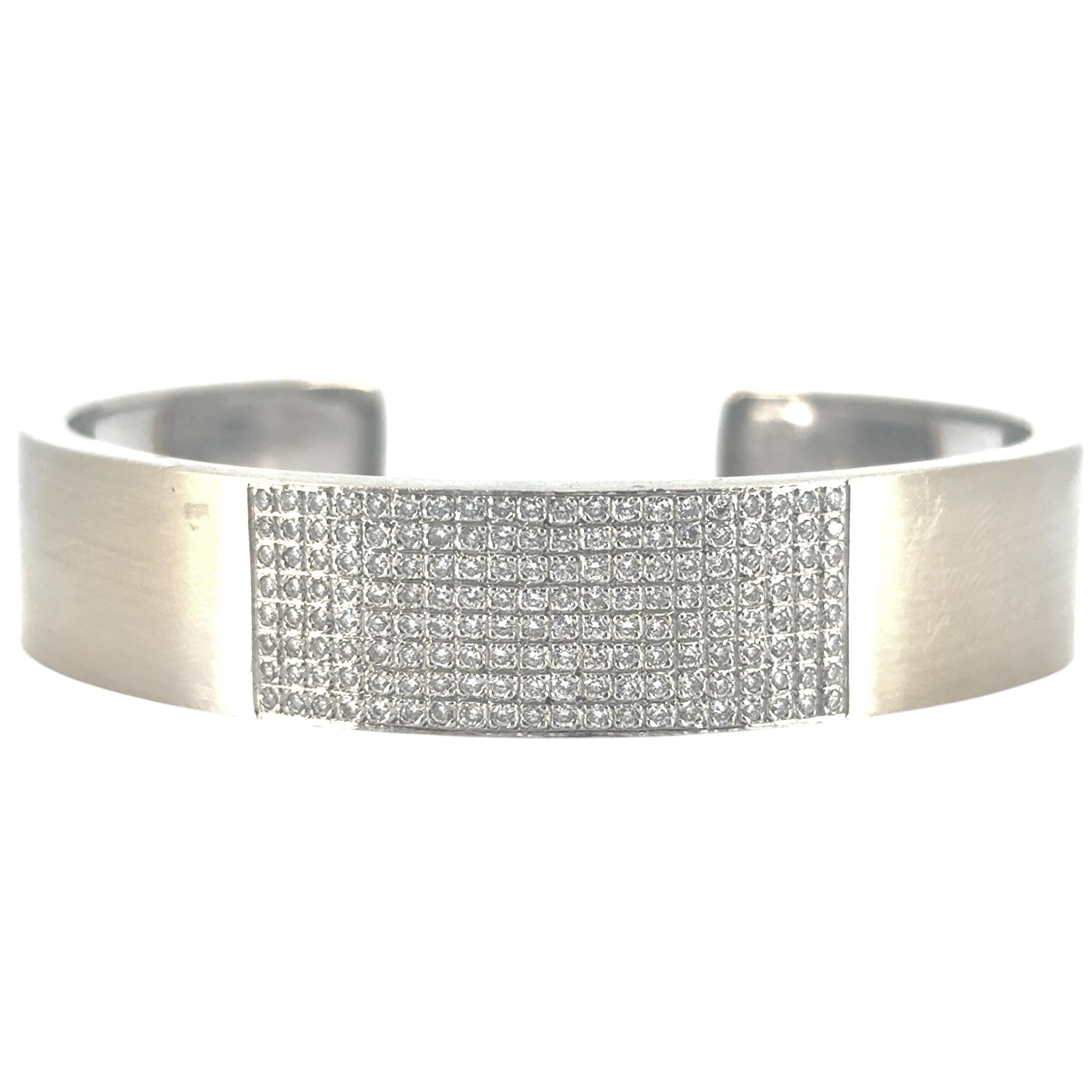Manchette en or blanc 18 carats avec diamants - Une déclaration d'élégance et de luxe

Cette magnifique manchette en or blanc ornée de diamants est en excellent état et prête à être expédiée !

MATERIAL : Or blanc 18k
Détails du diamant : Cette