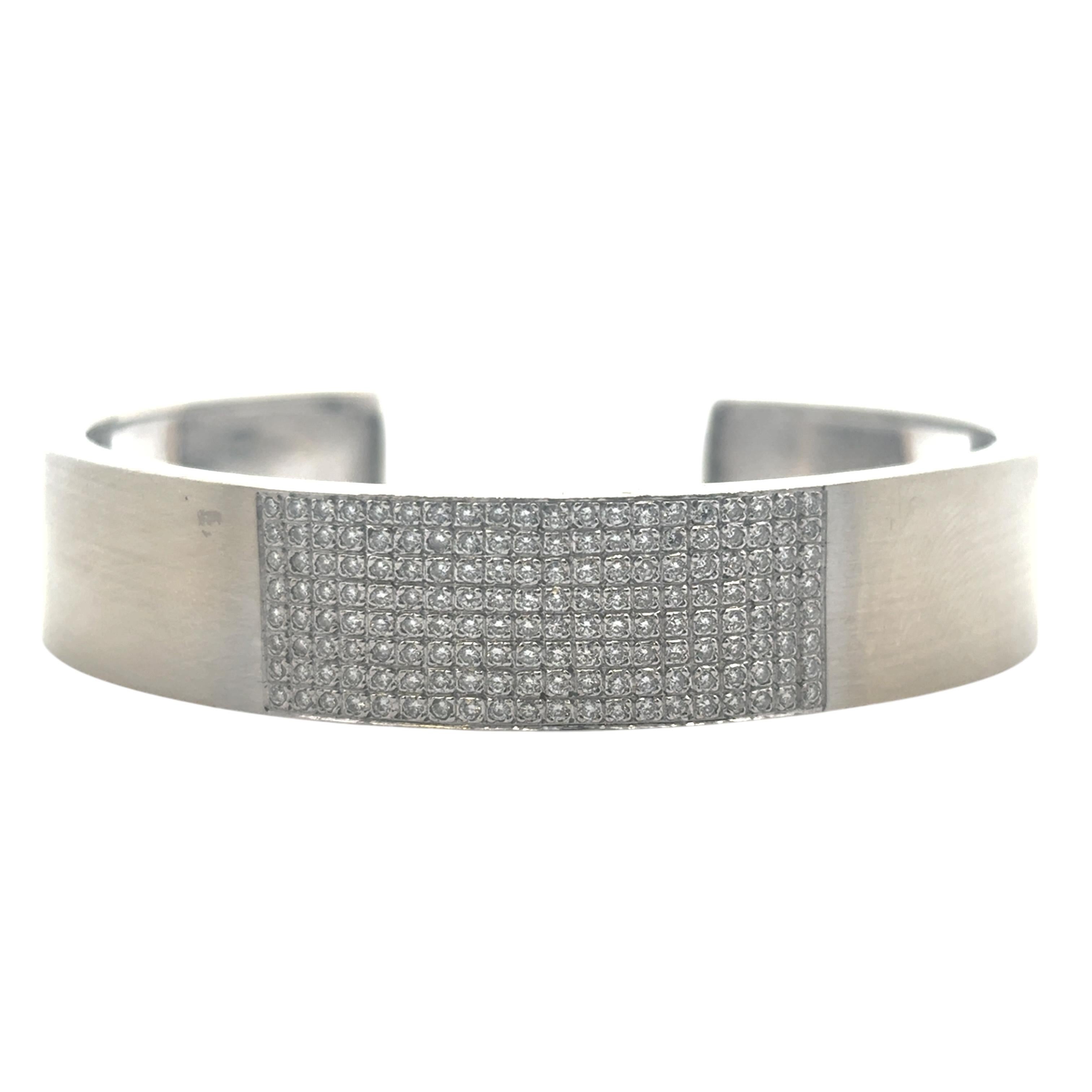 Moderne Manchette en or blanc 18 carats sertie de 0,80 carat de diamants naturels en vente