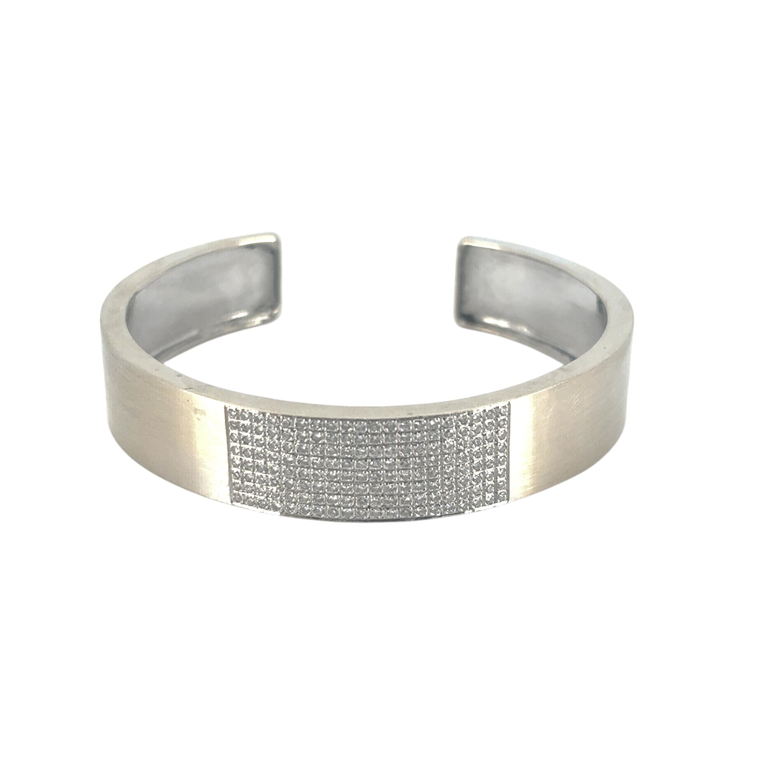 Taille ronde Manchette en or blanc 18 carats sertie de 0,80 carat de diamants naturels en vente