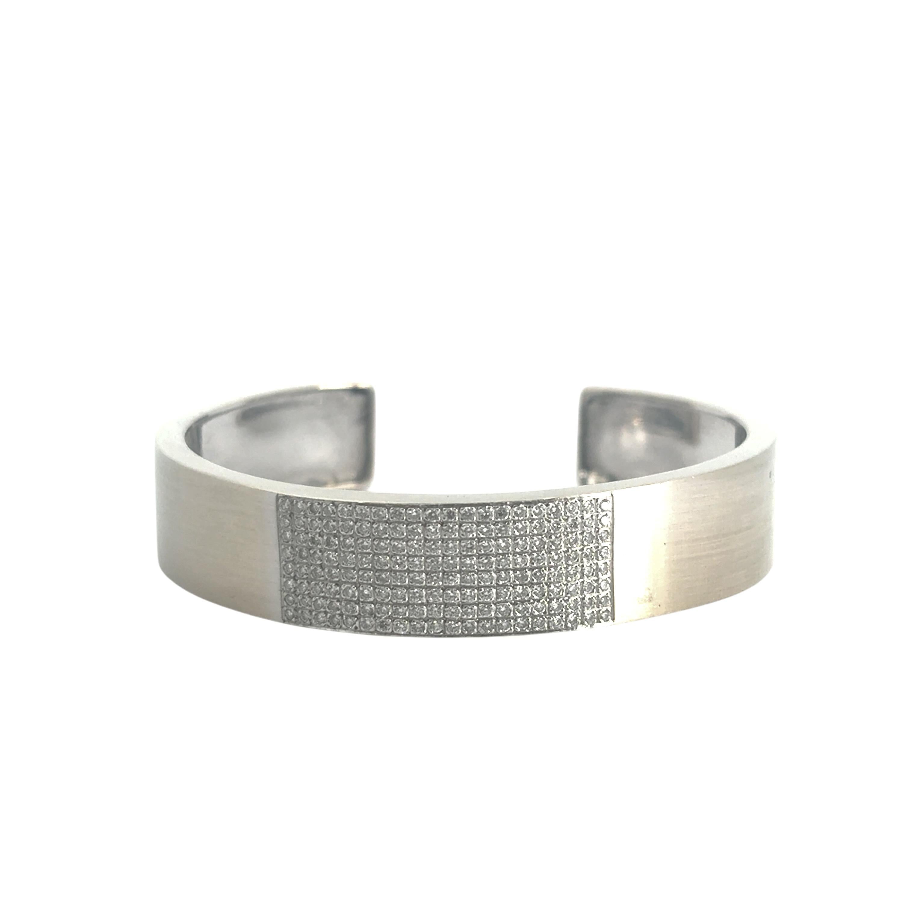 Manchette en or blanc 18 carats sertie de 0,80 carat de diamants naturels Excellent état - En vente à Boca Raton, FL