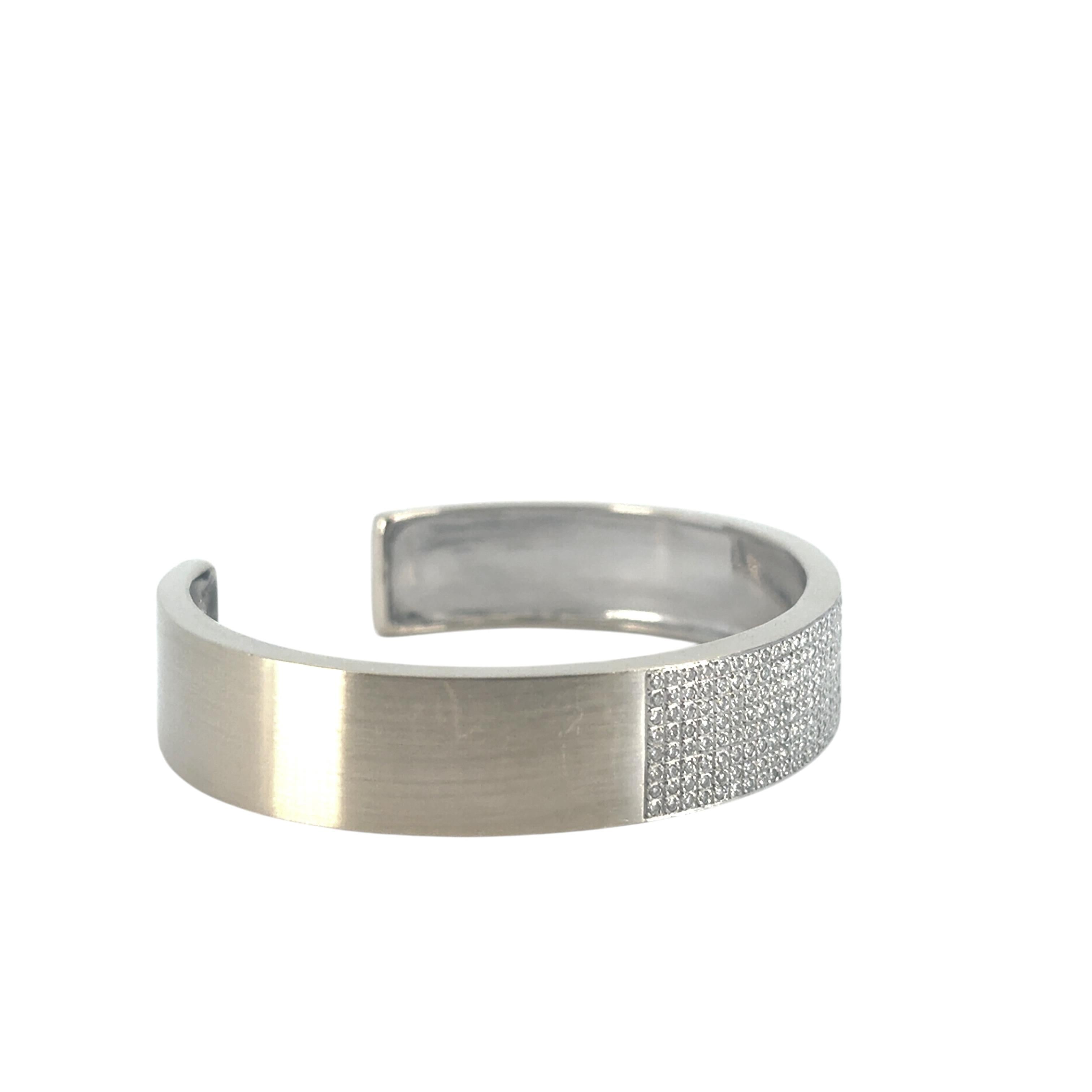 Manchette en or blanc 18 carats sertie de 0,80 carat de diamants naturels en vente 2