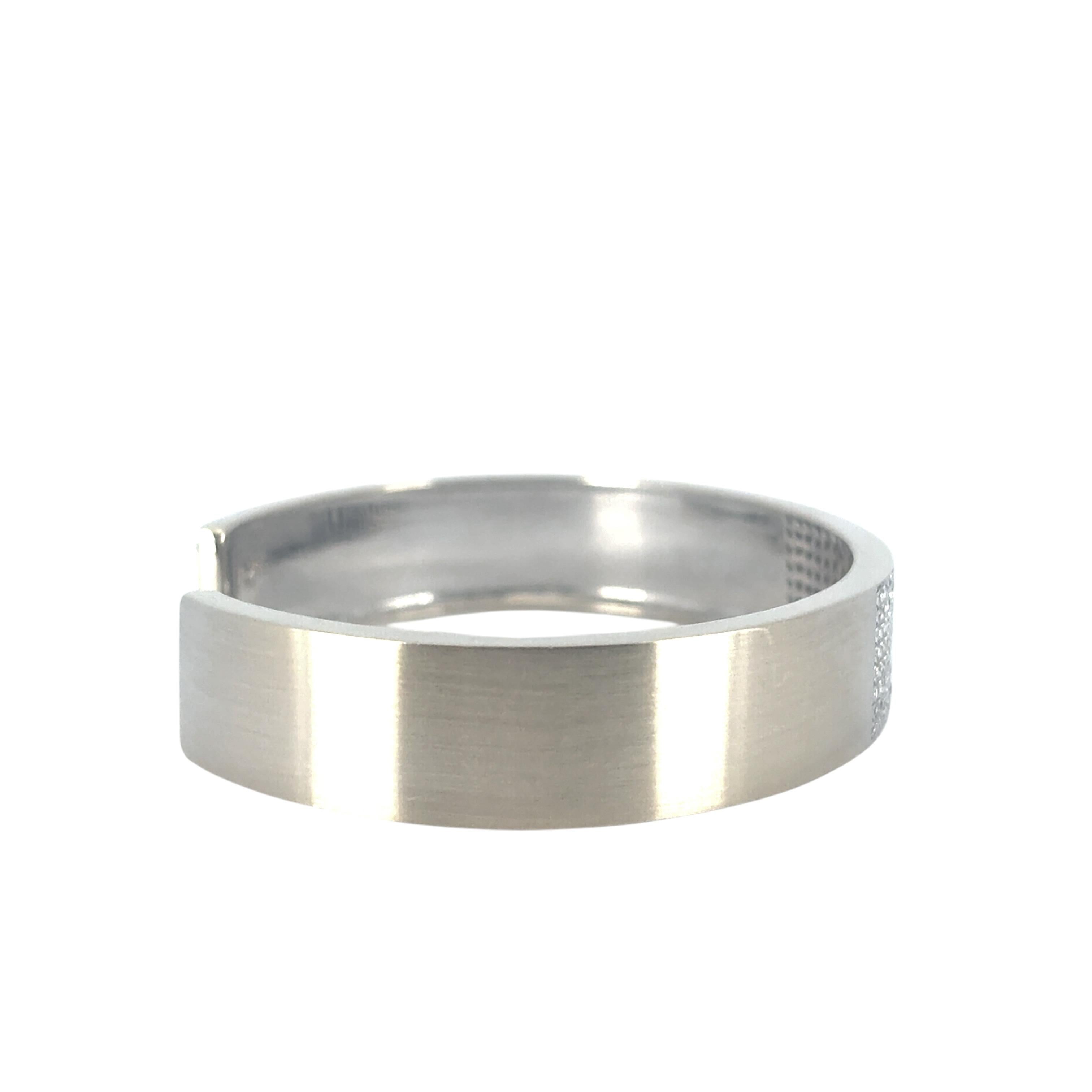 Manchette en or blanc 18 carats sertie de 0,80 carat de diamants naturels en vente 3