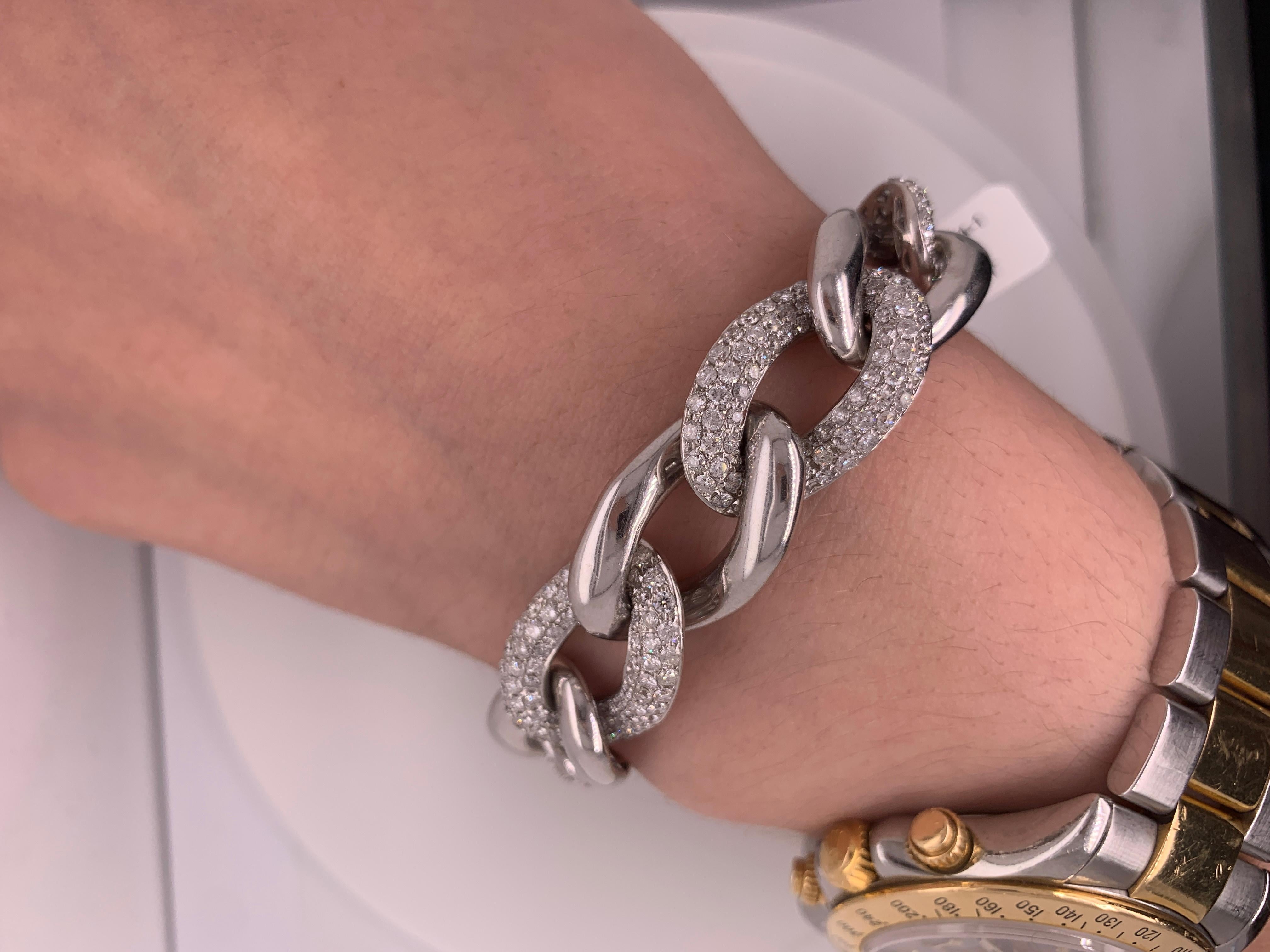 Taille ronde Bracelet à maillons courbes en or blanc 18 carats et diamants en vente