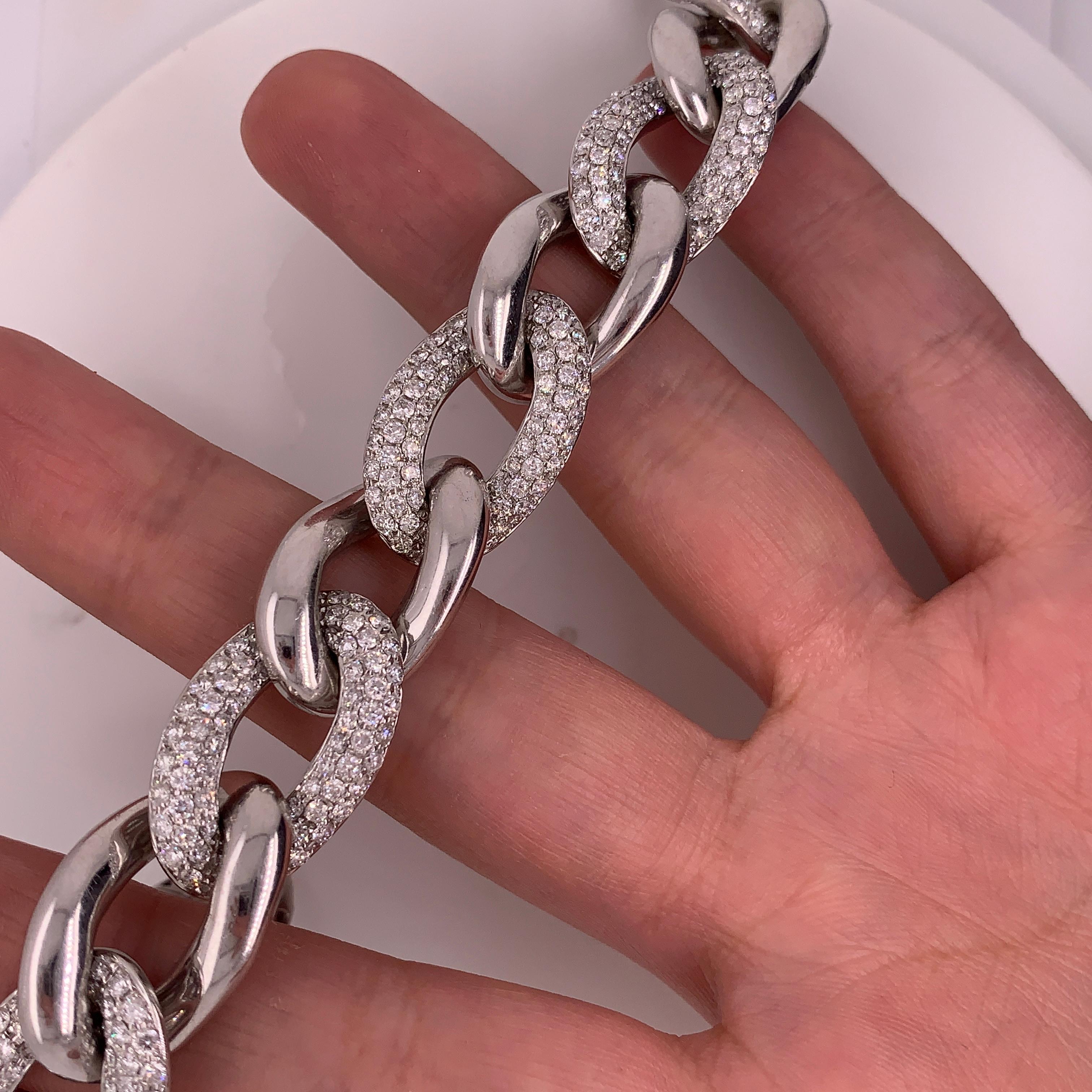 Bracelet à maillons courbes en or blanc 18 carats et diamants Neuf - En vente à New York, NY