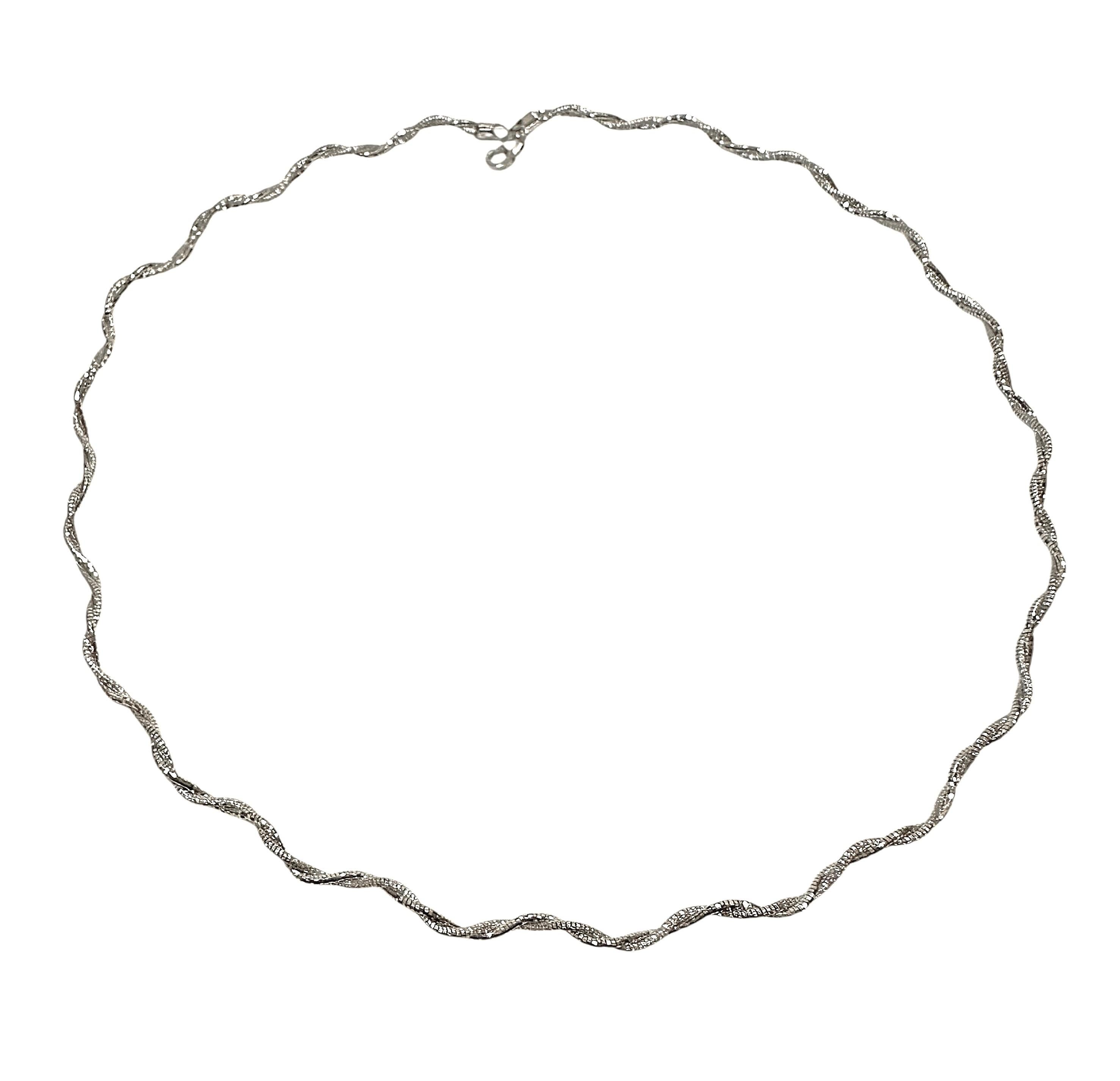 Ce collier est tout simplement magnifique.  Il s'agit d'un produit d'occasion, mais comme neuf.  Il a été très bien entretenu.  Il comporte deux rangées de chaînes ondulées entrelacées qui brillent de mille feux.   Chaque chaîne est coupée de