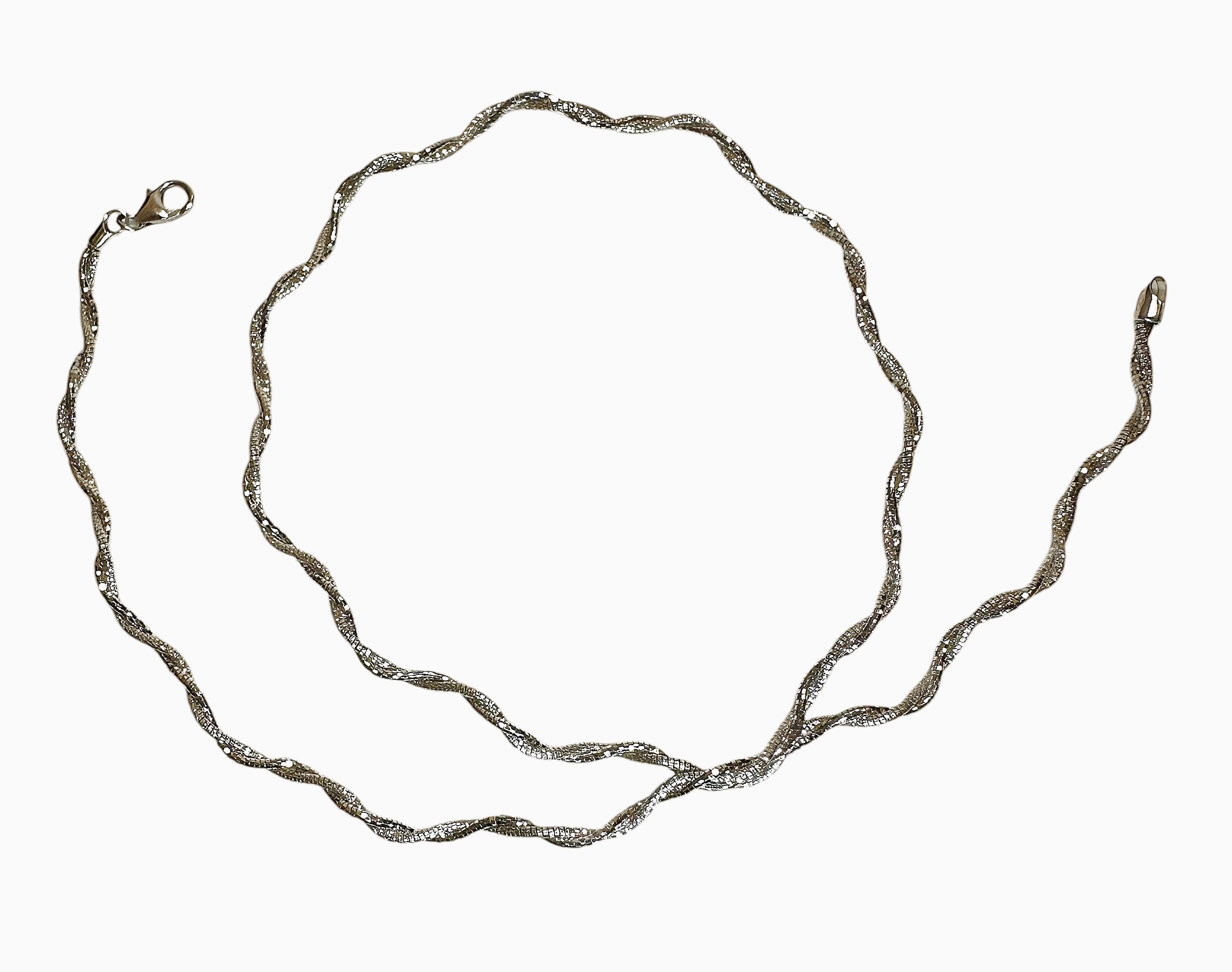 Chaîne ondulante et chatoyante en or blanc 18 carats taillée en diamants 17,5