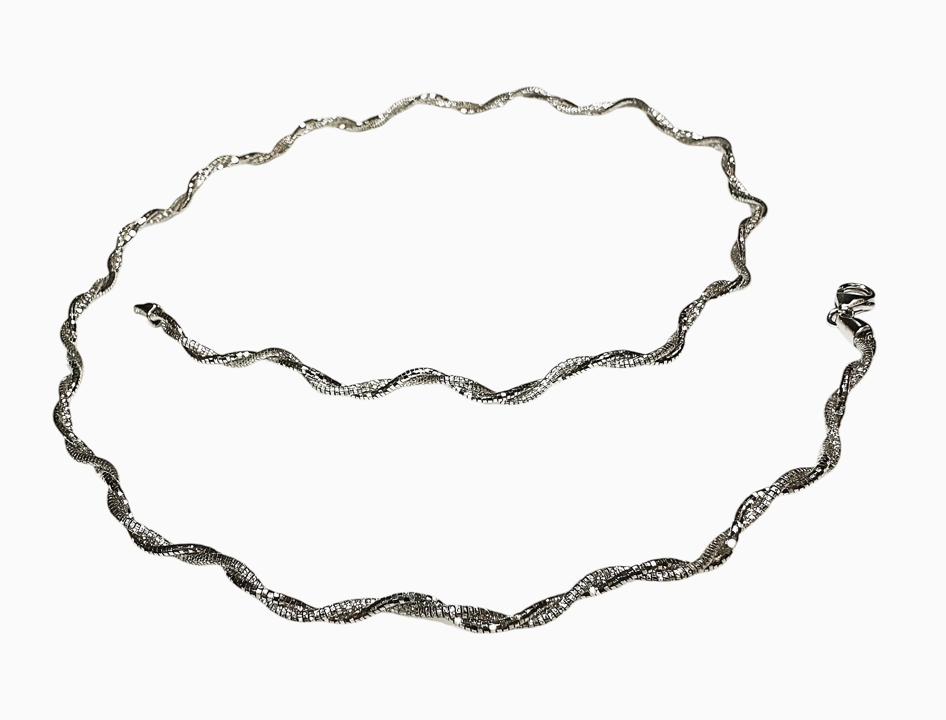 Chaîne ondulante et chatoyante en or blanc 18 carats taillée en diamants 17,5