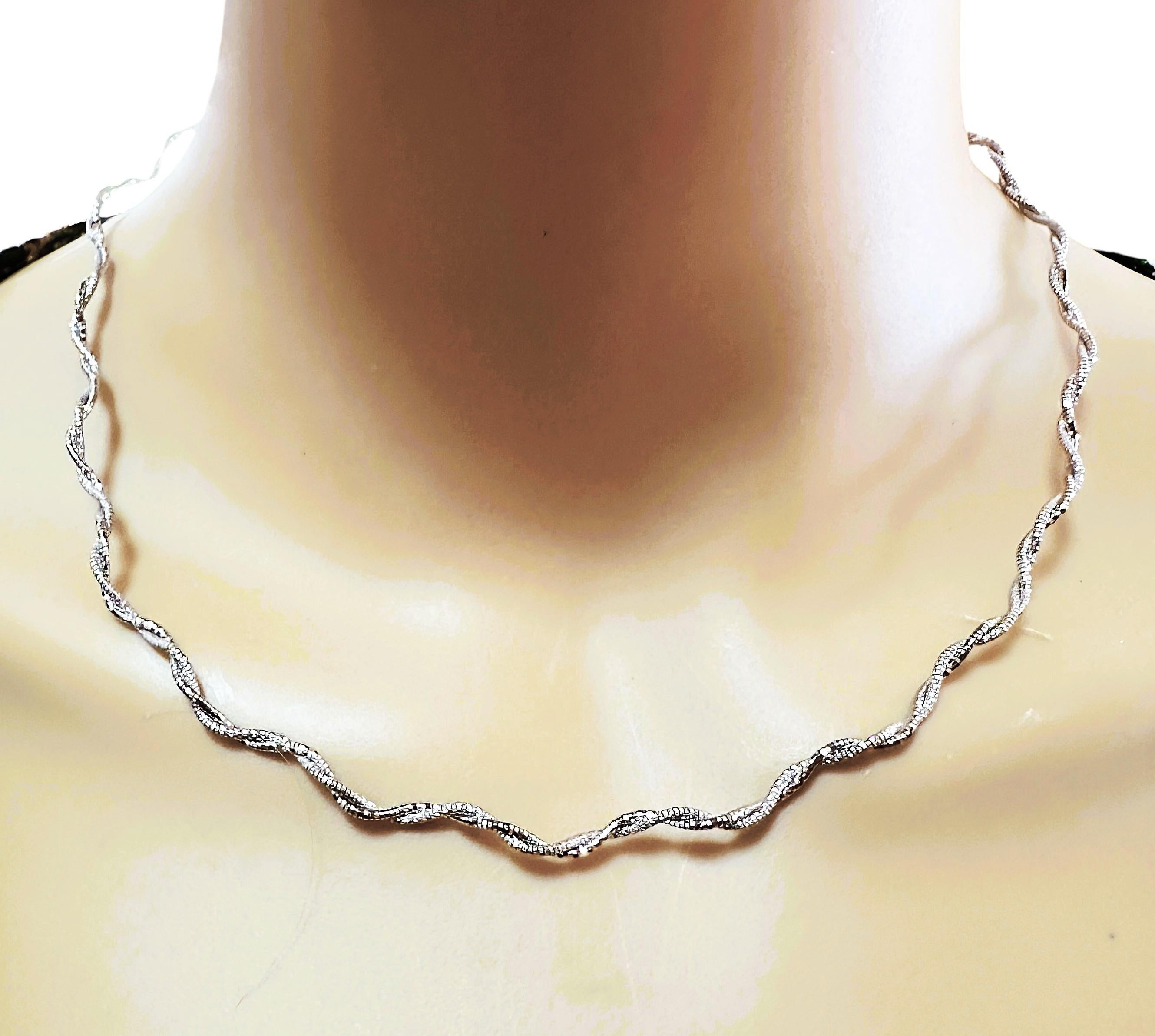 Chaîne ondulante et chatoyante en or blanc 18 carats taillée en diamants 17,5