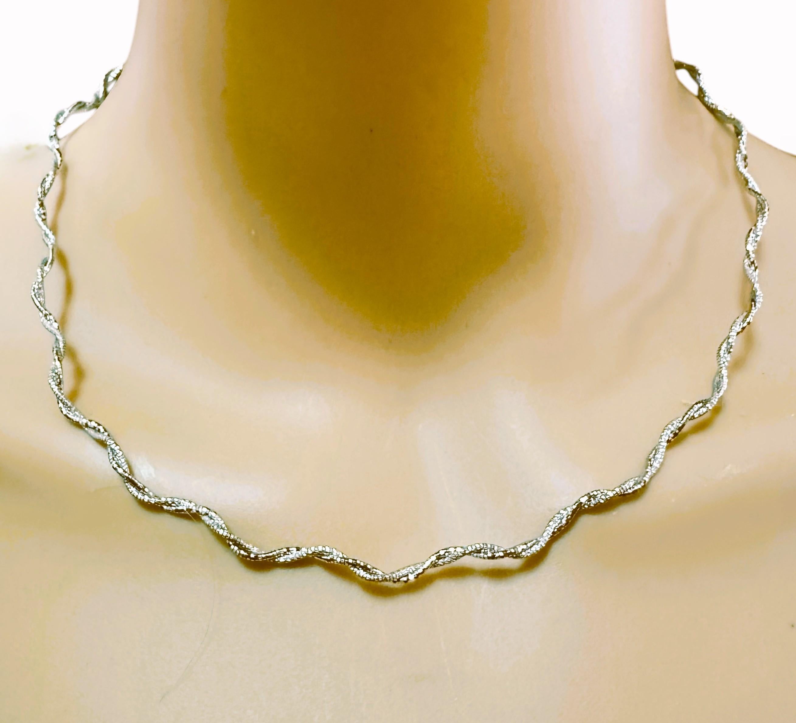 Chaîne ondulante et chatoyante en or blanc 18 carats taillée en diamants 17,5