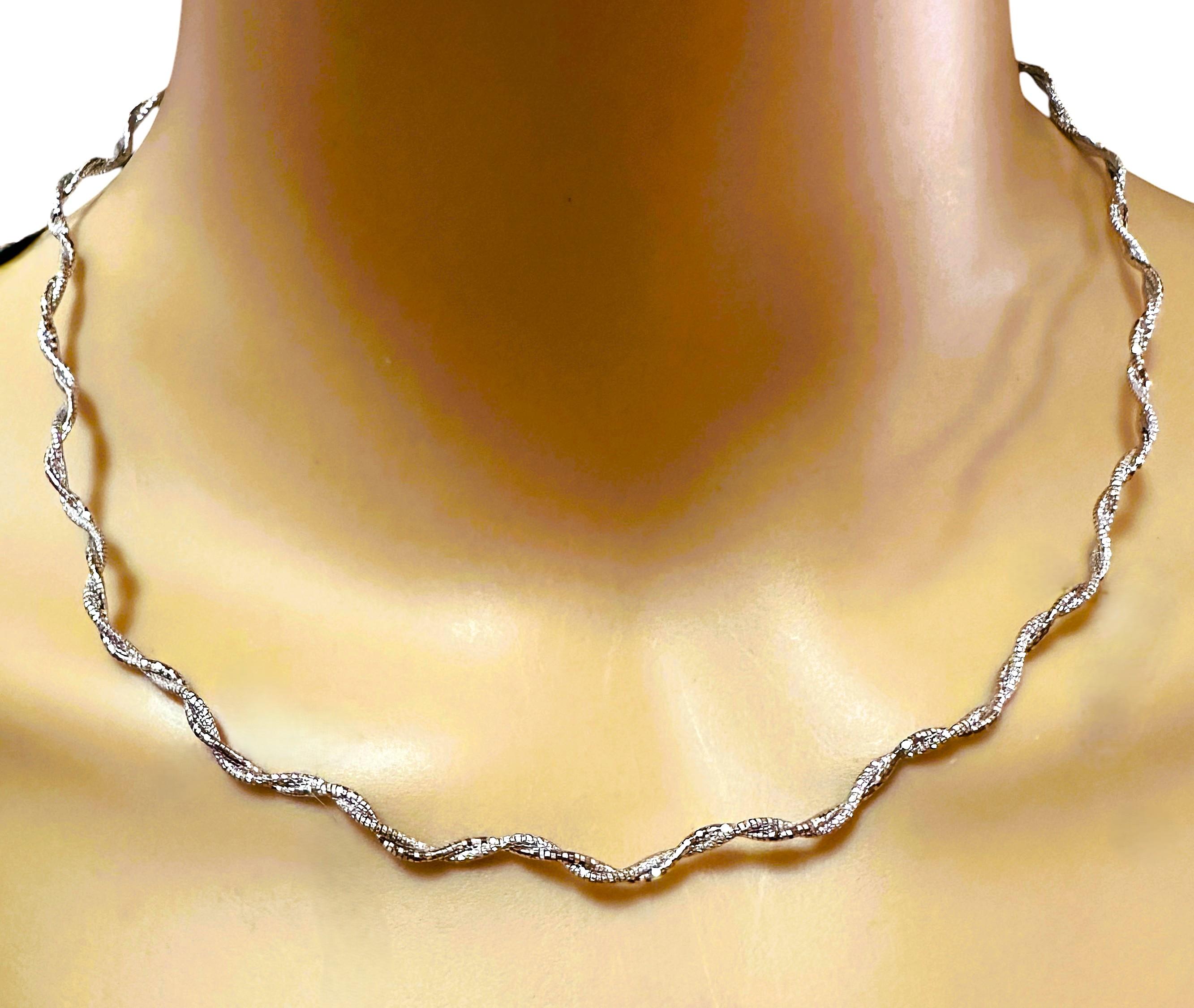 Chaîne ondulante et chatoyante en or blanc 18 carats taillée en diamants 17,5