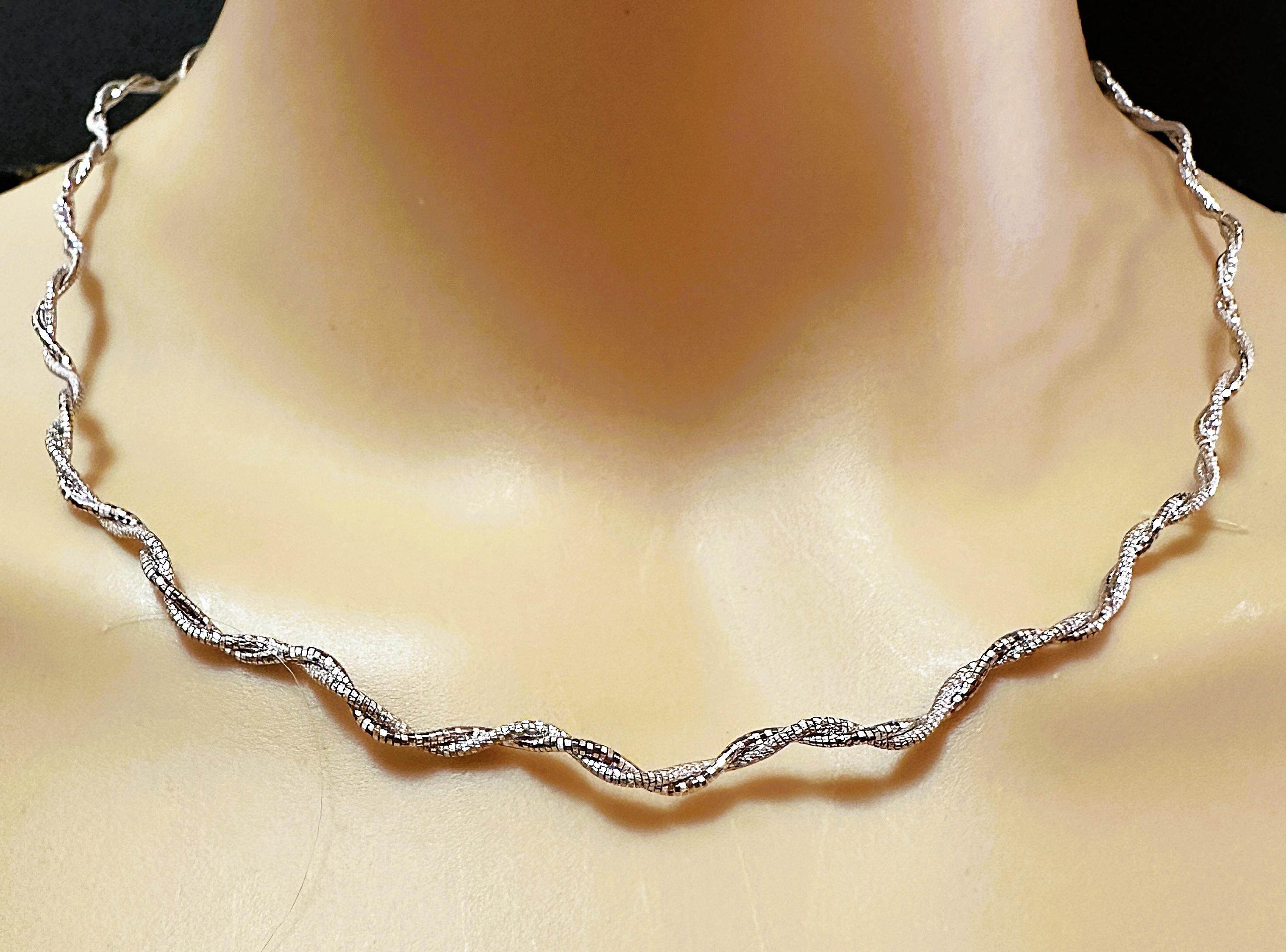 Chaîne ondulante et chatoyante en or blanc 18 carats taillée en diamants 17,5