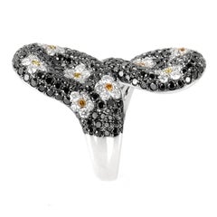 18 Karat White Gold Diamond Daisy Motif Ring