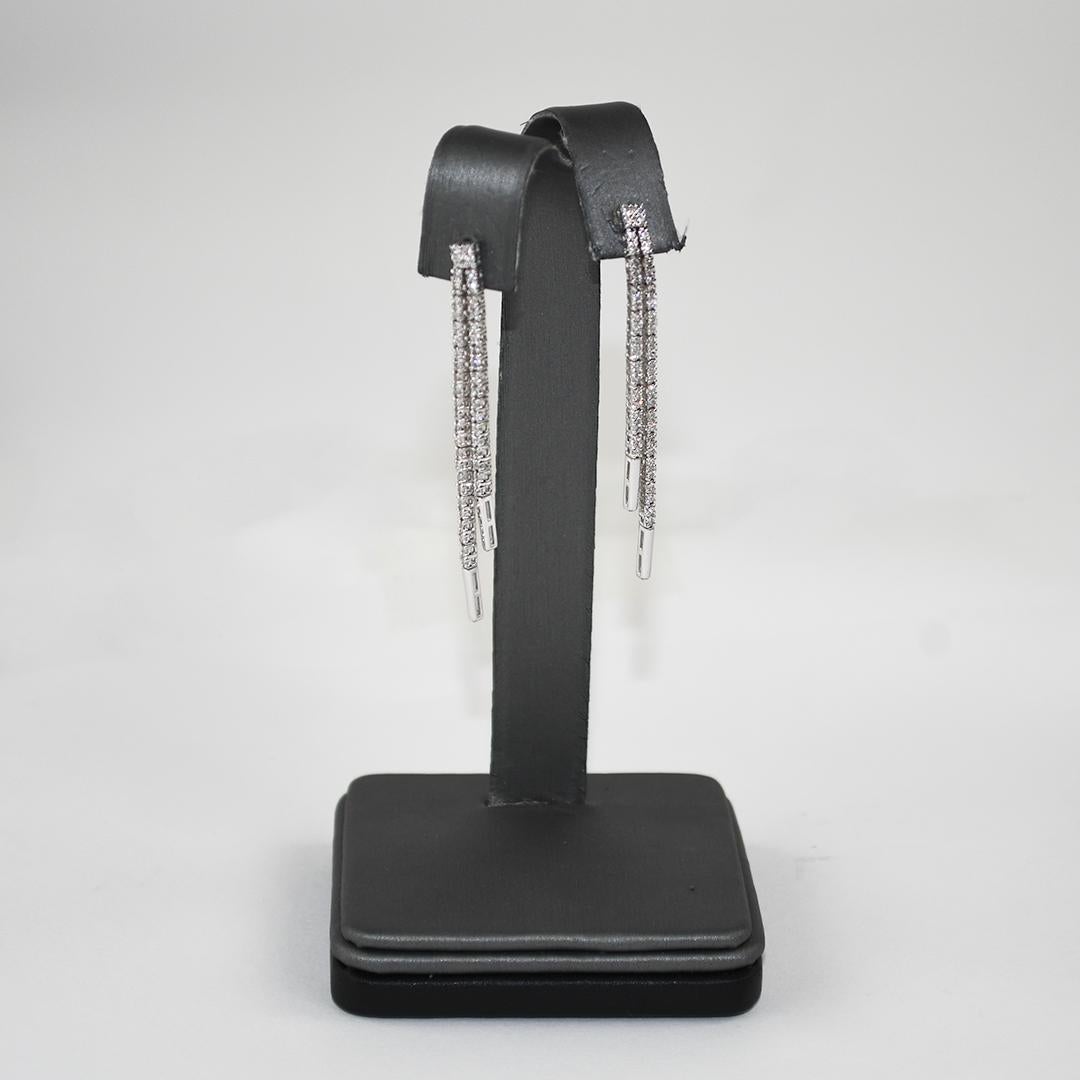 Boucles d'oreilles pendantes en or blanc 18k et diamants.
Tests de 74% d'or à l'aide d'un analyseur de métaux XRF.
Les boucles d'oreilles pèsent 5.1 gramme.
Les diamants sont de taille ronde et brillante, 75 carats au total, de couleur H à I et de