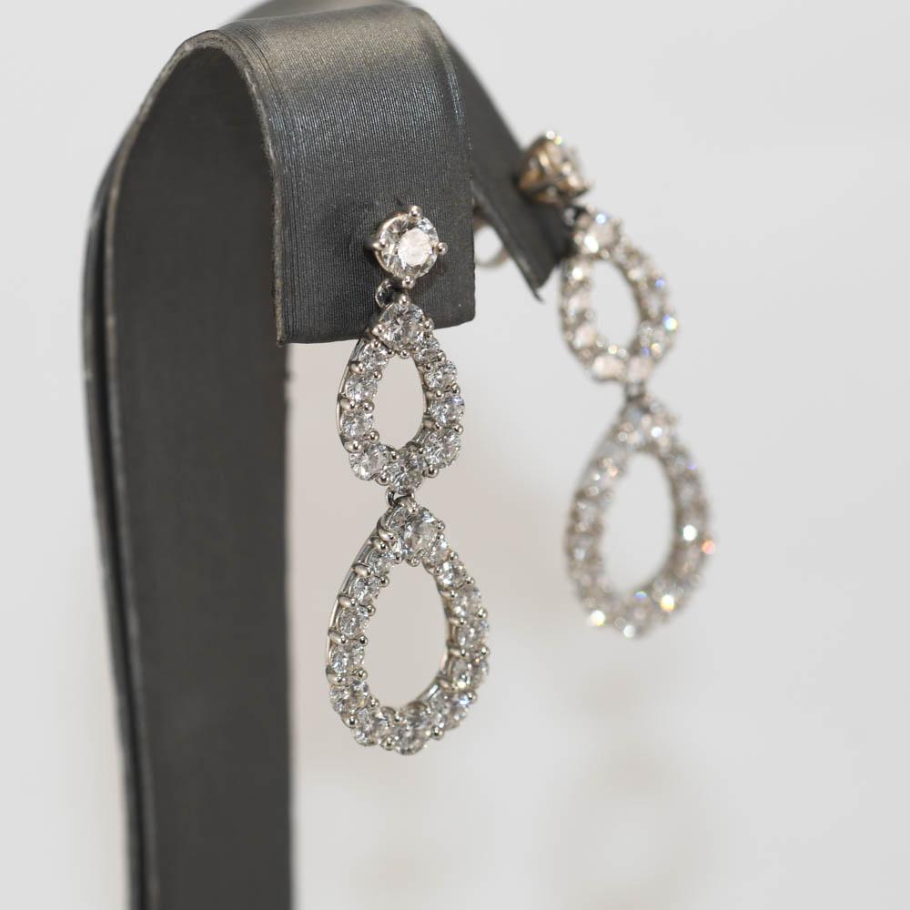 Ladies 18k white and diamond dangle earrings.
Stamped 750 and weigh 6.6 grams.
The diamonds are round brilliant cuts, 2.00 total carats, F, G,H color range, VS clarity, very good cuts.
The earrings measure 1 1/4 inches long and 3/8 inches