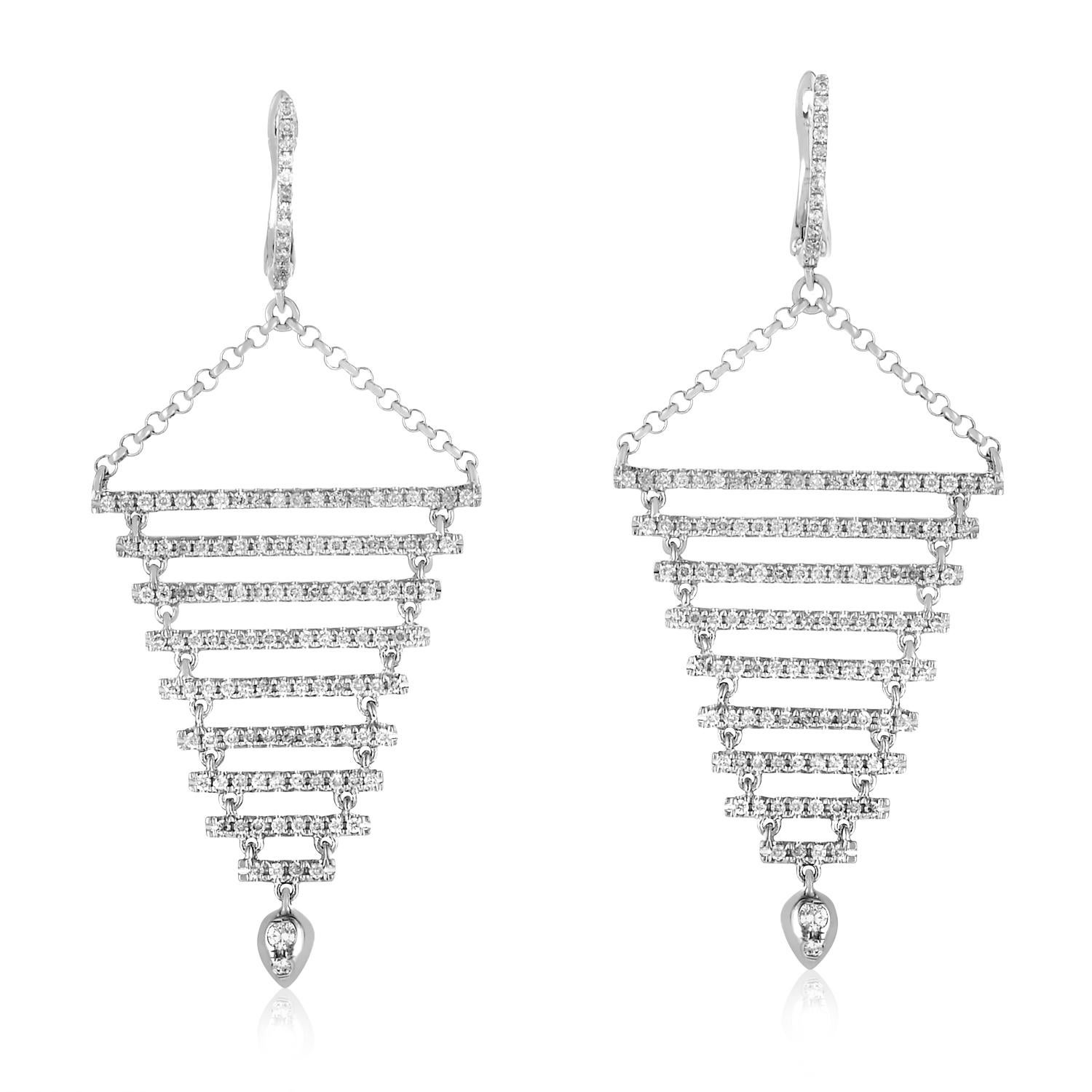 18 Karat White Gold Diamond Dangle Earrings In New Condition In Southampton, PA
