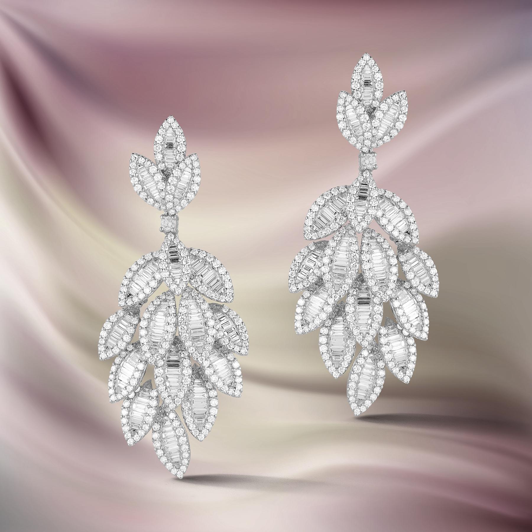 Moderne Pendants d'oreilles en or blanc 18 carats avec diamants d'un total de 731 pierres pesant 9,94 carats en vente