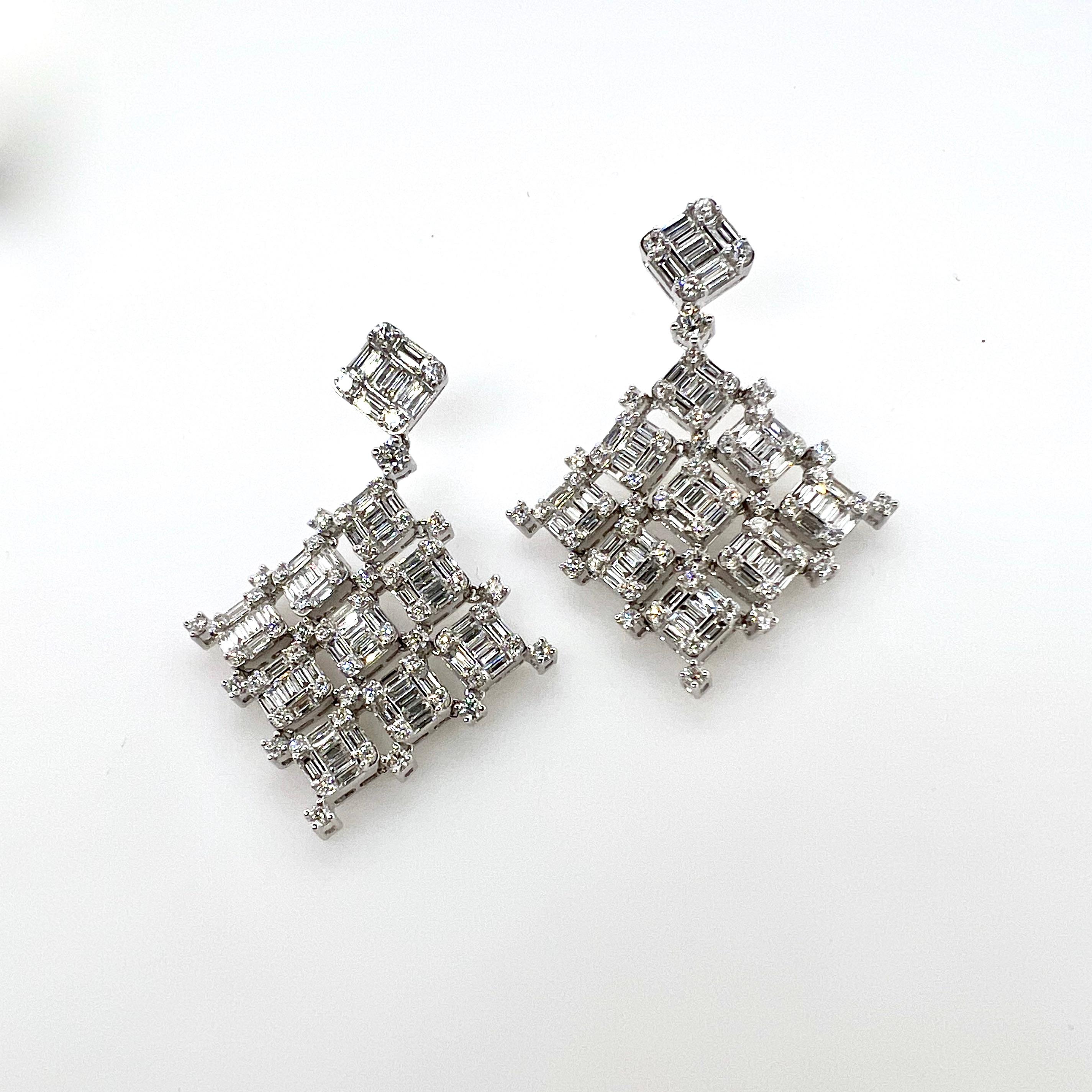 18k White Gold Diamond Dangle Symmetrical Earrings In New Condition For Sale In Carrollton, TX