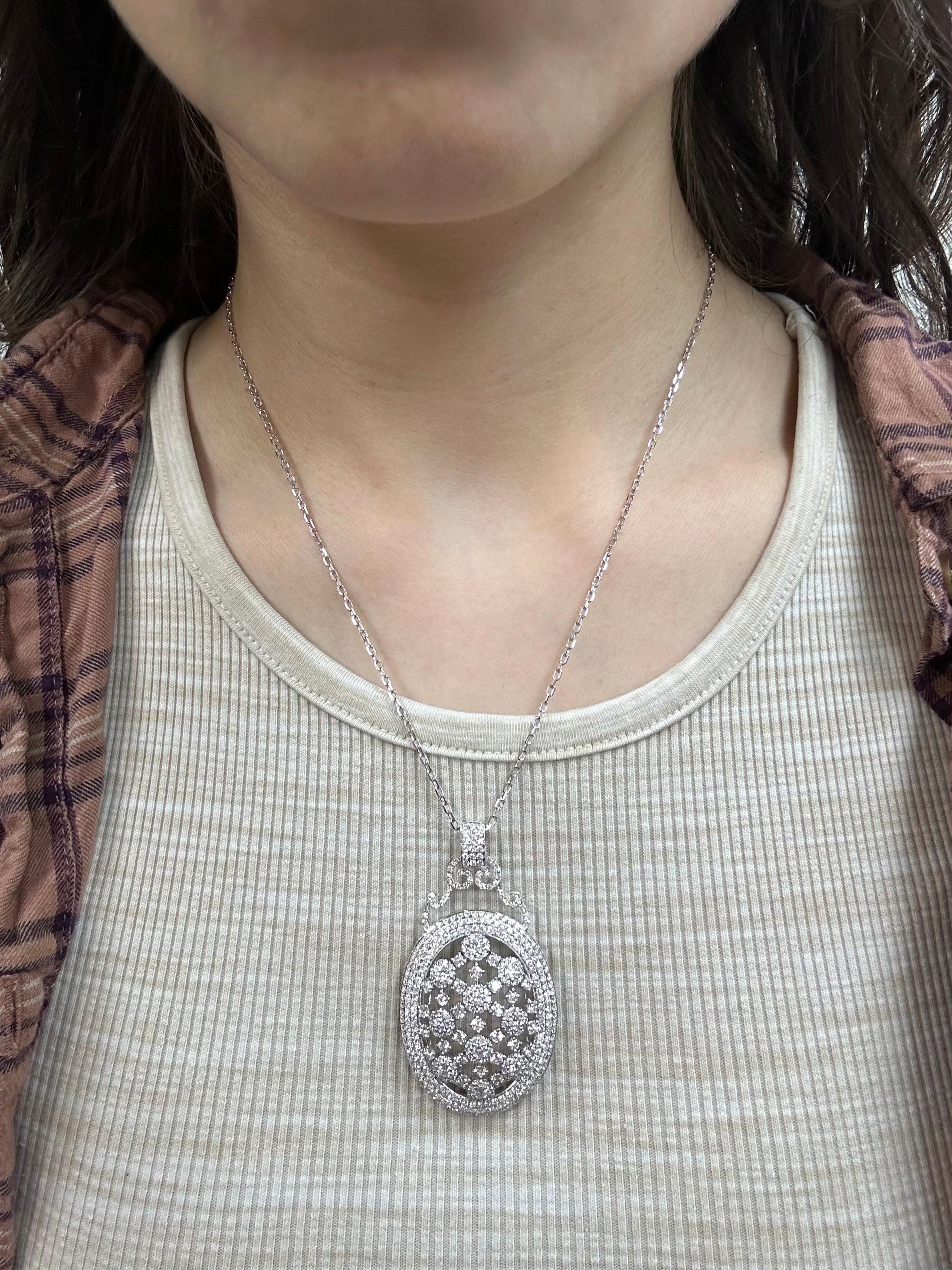 Taglio rotondo Collana con ciondolo a cupola con diamanti in oro bianco 18K in vendita
