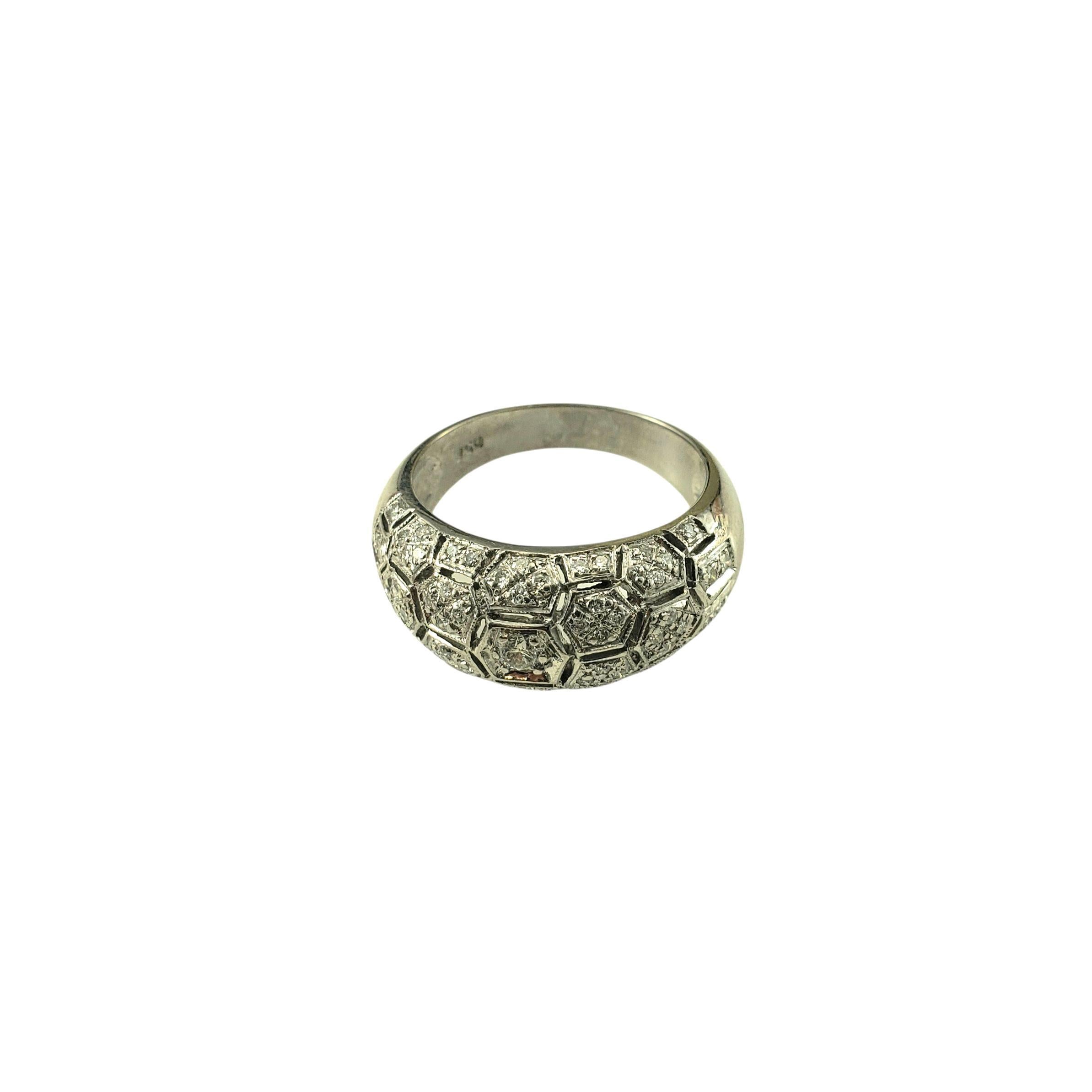 Anello a cupola in oro bianco 18 carati e diamanti misura 7

Questo elegante anello è realizzato in ricco oro bianco 18 carati e incastonato con 69 diamanti rotondi taglio brillante. La forma a cupola scolpita conferisce presenza al bianco e il