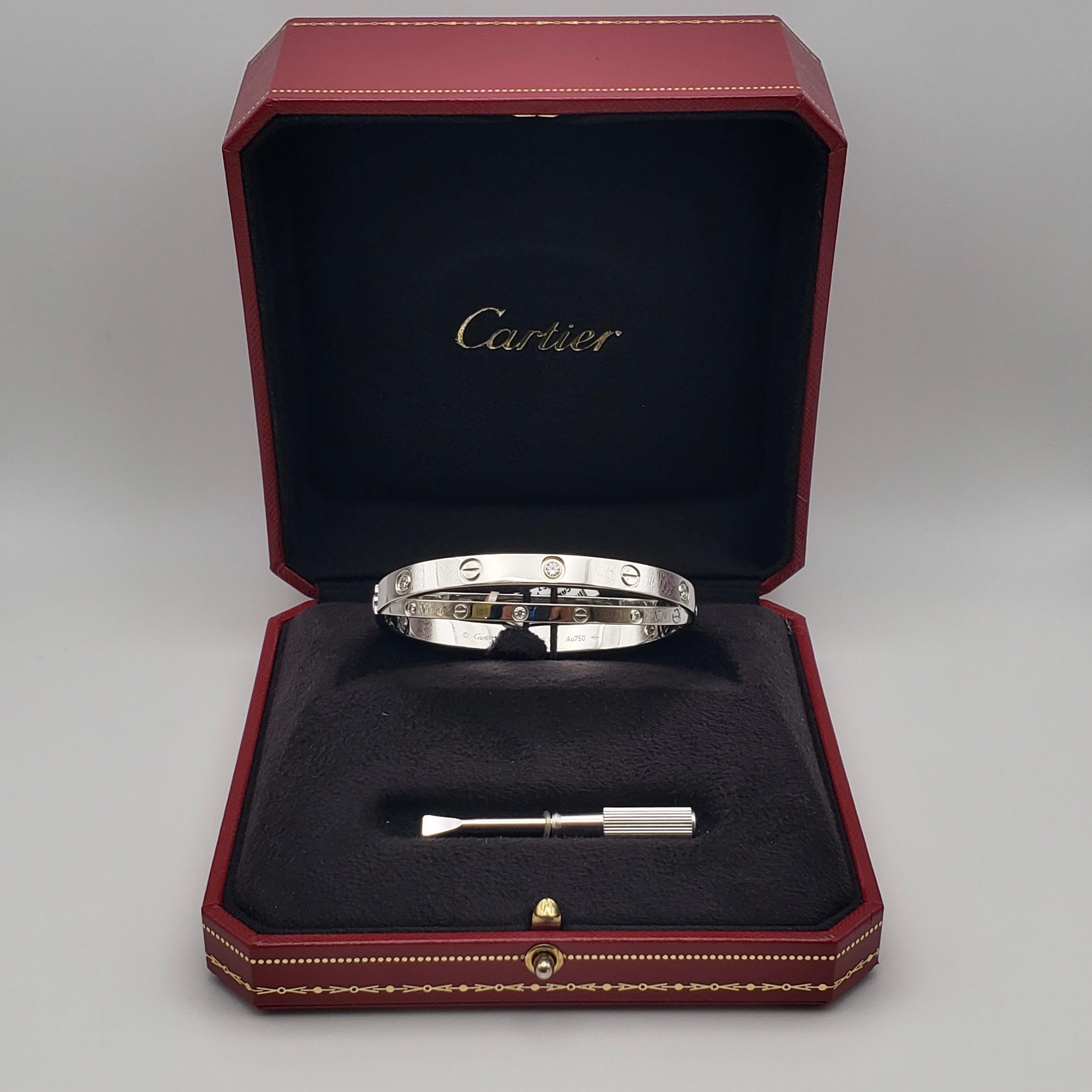 Authentique bracelet double Cartier Love en or blanc 18 carats, serti de diamants. 

Poids du diamant : 0,78 CT

Numéro de série : BVL463

Métal : Au750 (18K W.G.)

Poids brut : 49,80 grammes

La boîte d'exposition d'origine, le tournevis et