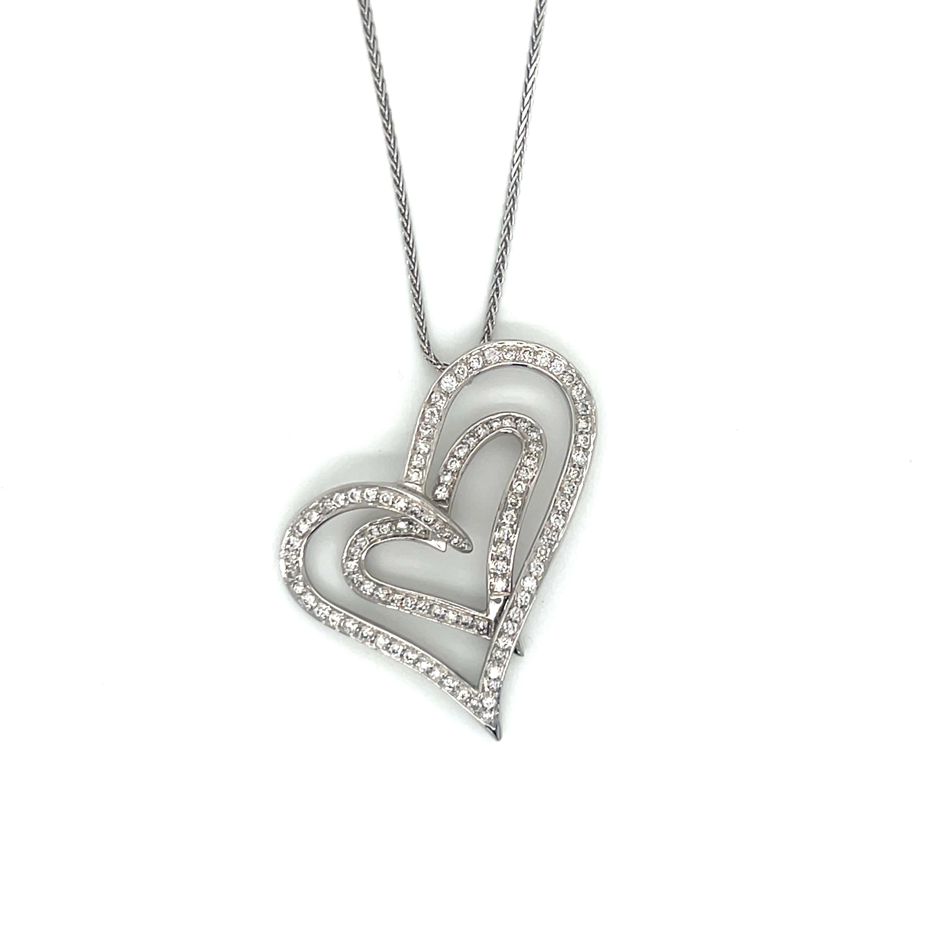 Moderno Collana con doppio ciondolo a forma di cuore fluttuante con diamante in oro bianco 18K in vendita