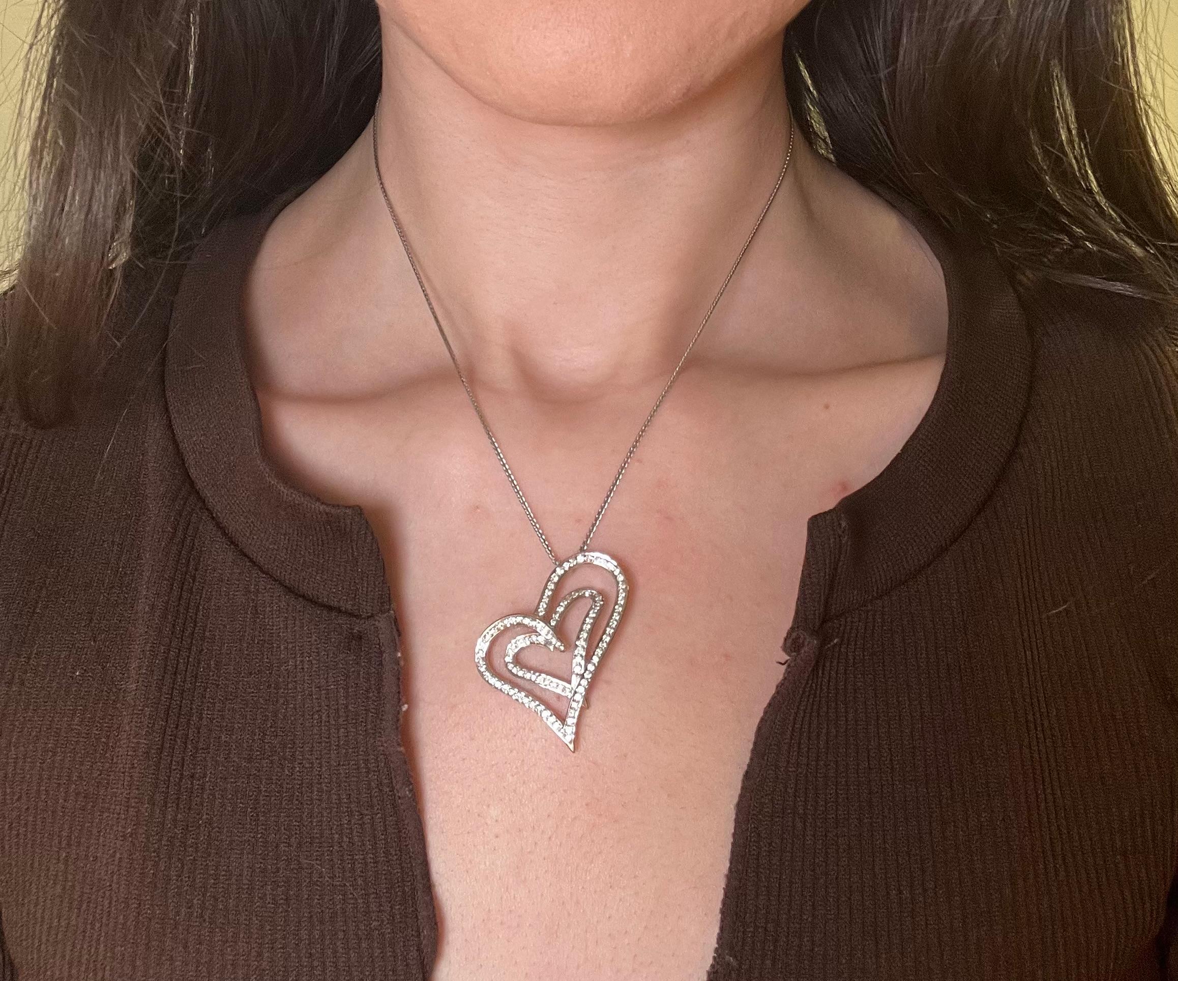 Collana con doppio ciondolo a forma di cuore fluttuante con diamante in oro bianco 18K in vendita 1