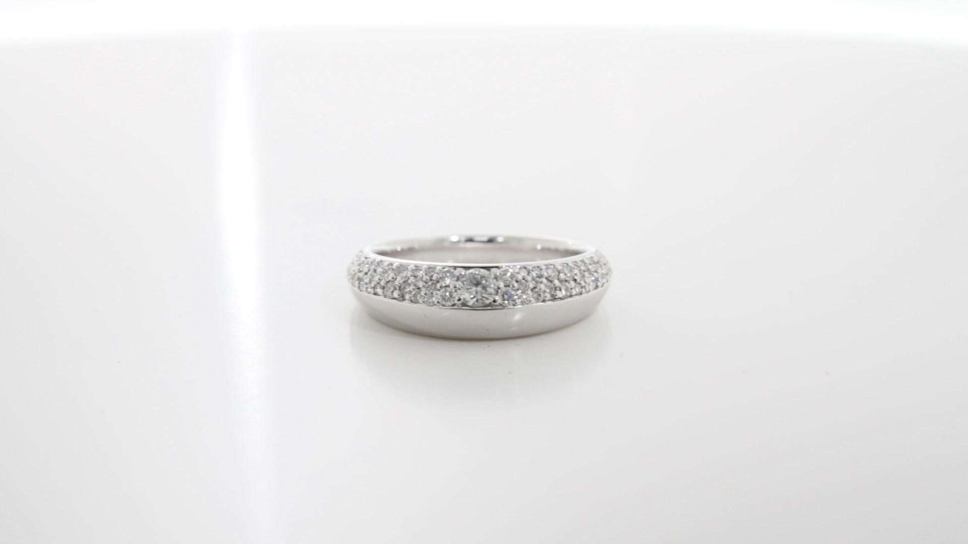 Dieser Diamant-Kleiderring aus 18 Karat Weißgold ist ein Statement für raffinierte Eleganz und verbindet modernes Design mit zeitlosem Luxus. Das Band ist mit einem markanten Halbgold-Detail versehen, das einen einzigartigen zweifarbigen Effekt
