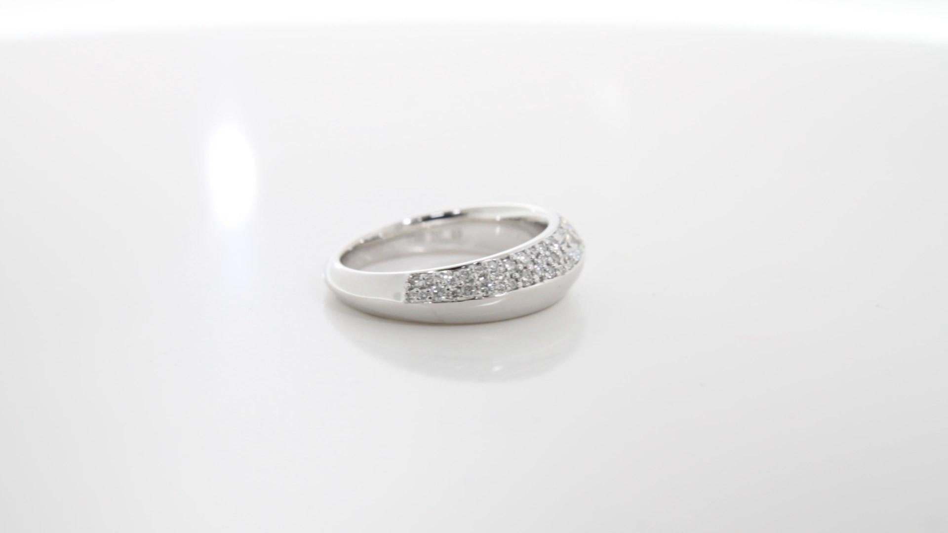 18K Weißgold Diamant Kleid Ring (Rundschliff) im Angebot