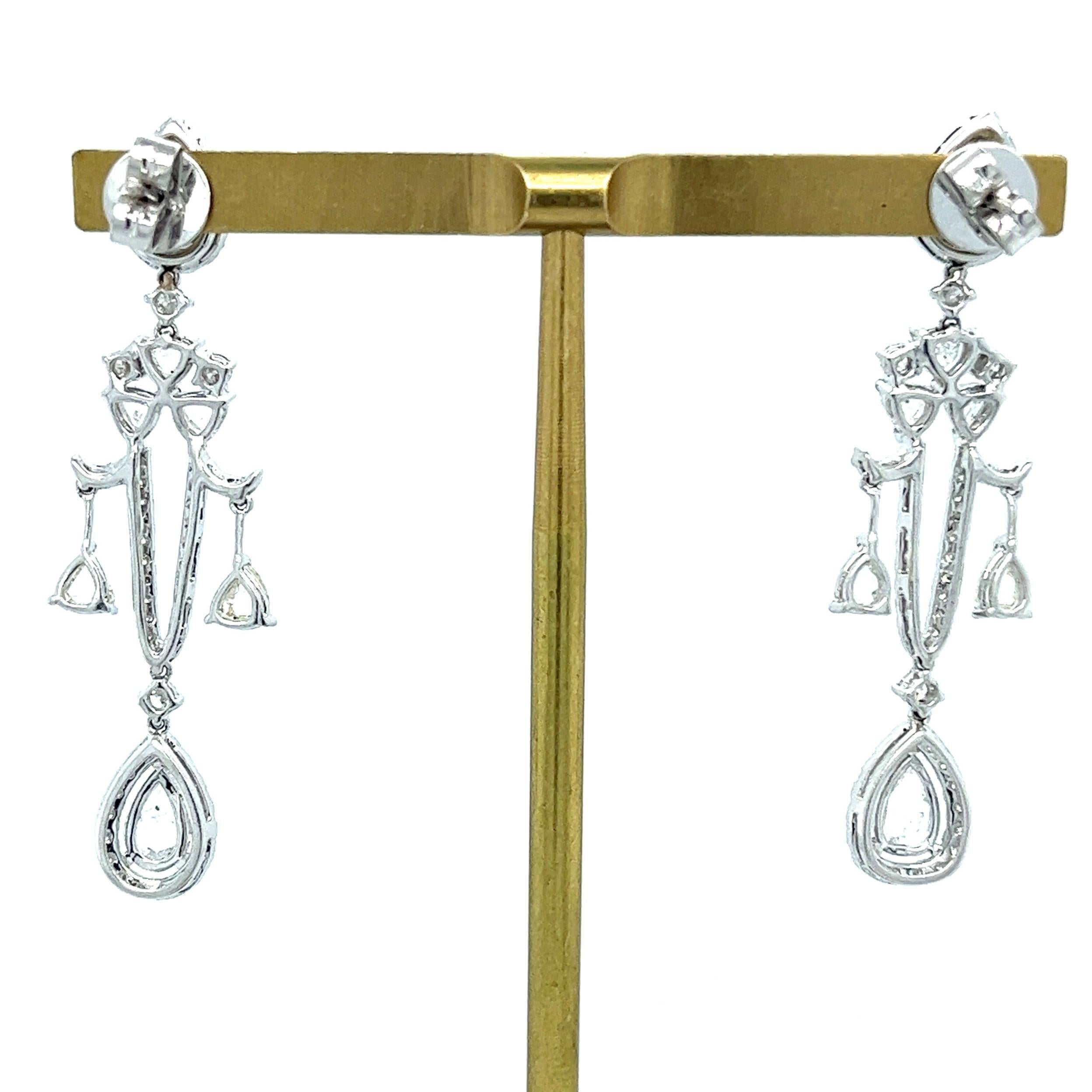 18K White Gold Diamond Drop Earrings In New Condition For Sale In Hong Kong, HK