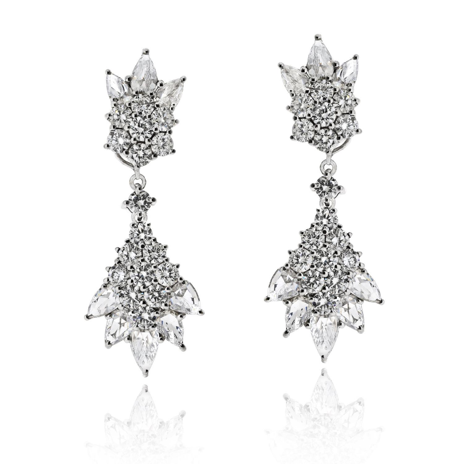 Ces pendants d'oreilles polyvalents en or blanc 18 carats et diamants sont un mélange étonnant d'élégance et de praticité, conçus pour passer sans problème du jour à la nuit. D'un poids total de 10,00 carats, ces boucles d'oreilles sont ornées d'un