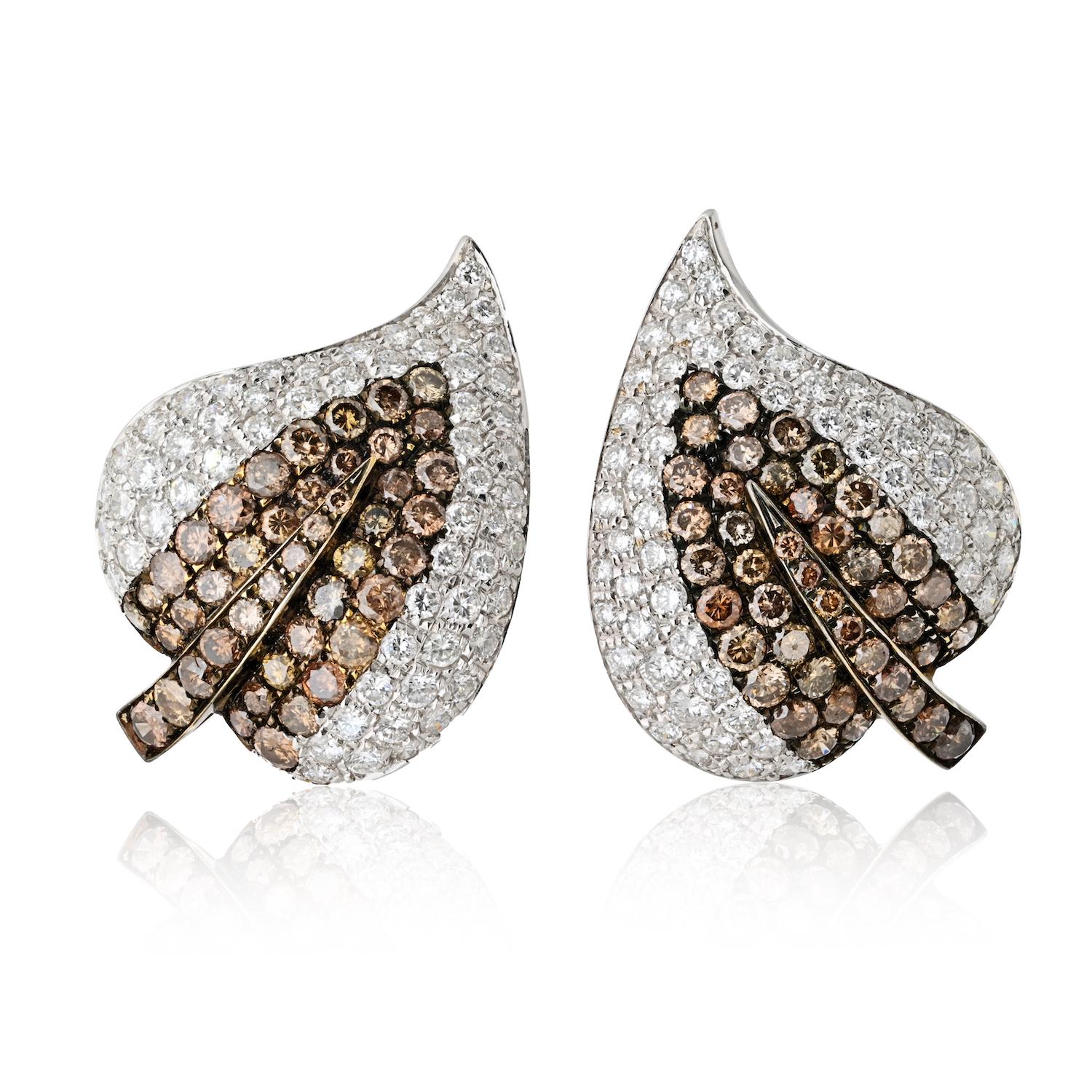 Questi splendidi orecchini di proprietà sono splendidamente realizzati a forma di foglia, mostrando un'armoniosa miscela di lusso e design ispirato alla natura. Realizzati in oro bianco 18 carati, sono elegantemente ornati da un'abbagliante serie di